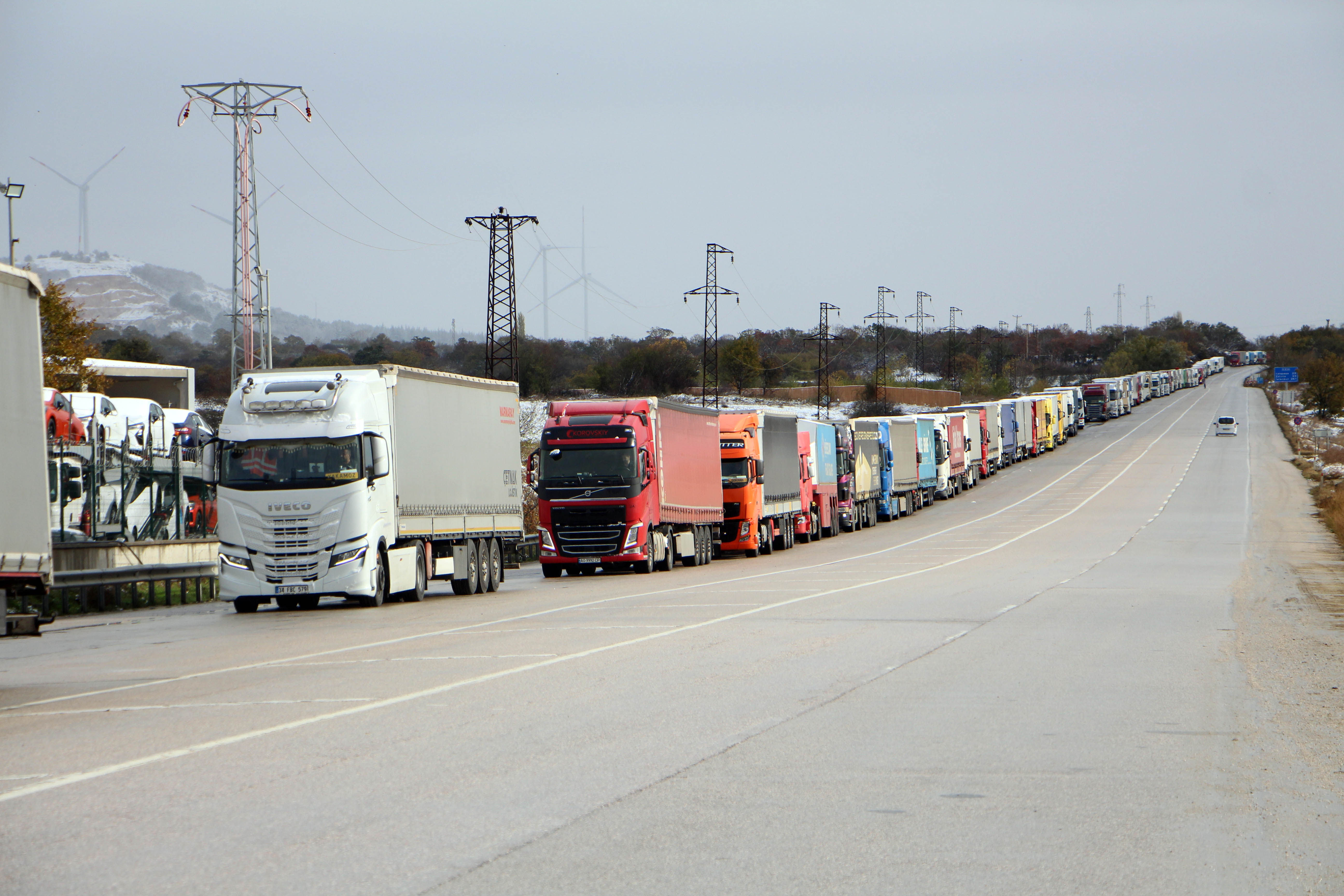 balkanlarda-yollar-kardan-kapandi-hamzabeylide-20-kilometre-tir-kuyrugu-8183-dhaphoto1.jpg