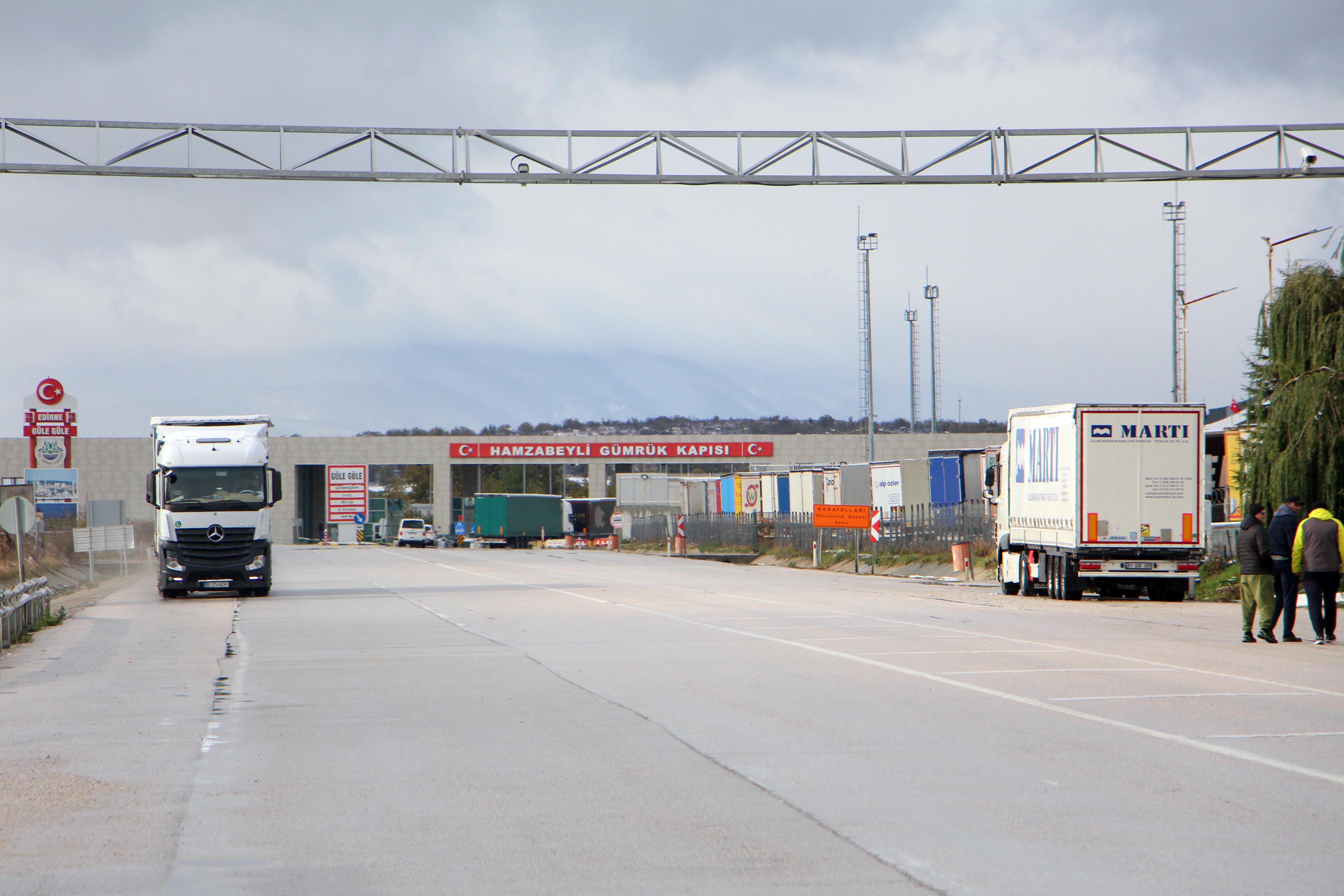 balkanlarda-yollar-kardan-kapandi-hamzabeylide-20-kilometre-tir-kuyrugu-8183-dhaphoto4.jpg