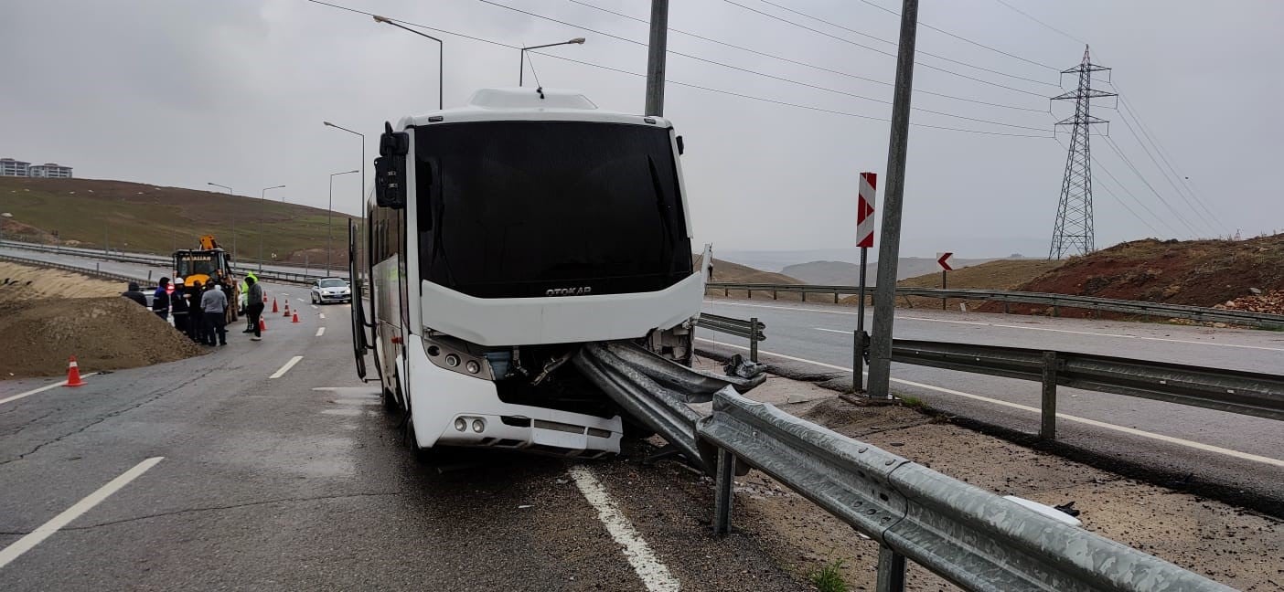 siirtte-polisleri-tasiyan-otobus-bariyerlere-carpti-yenicag6.jpg