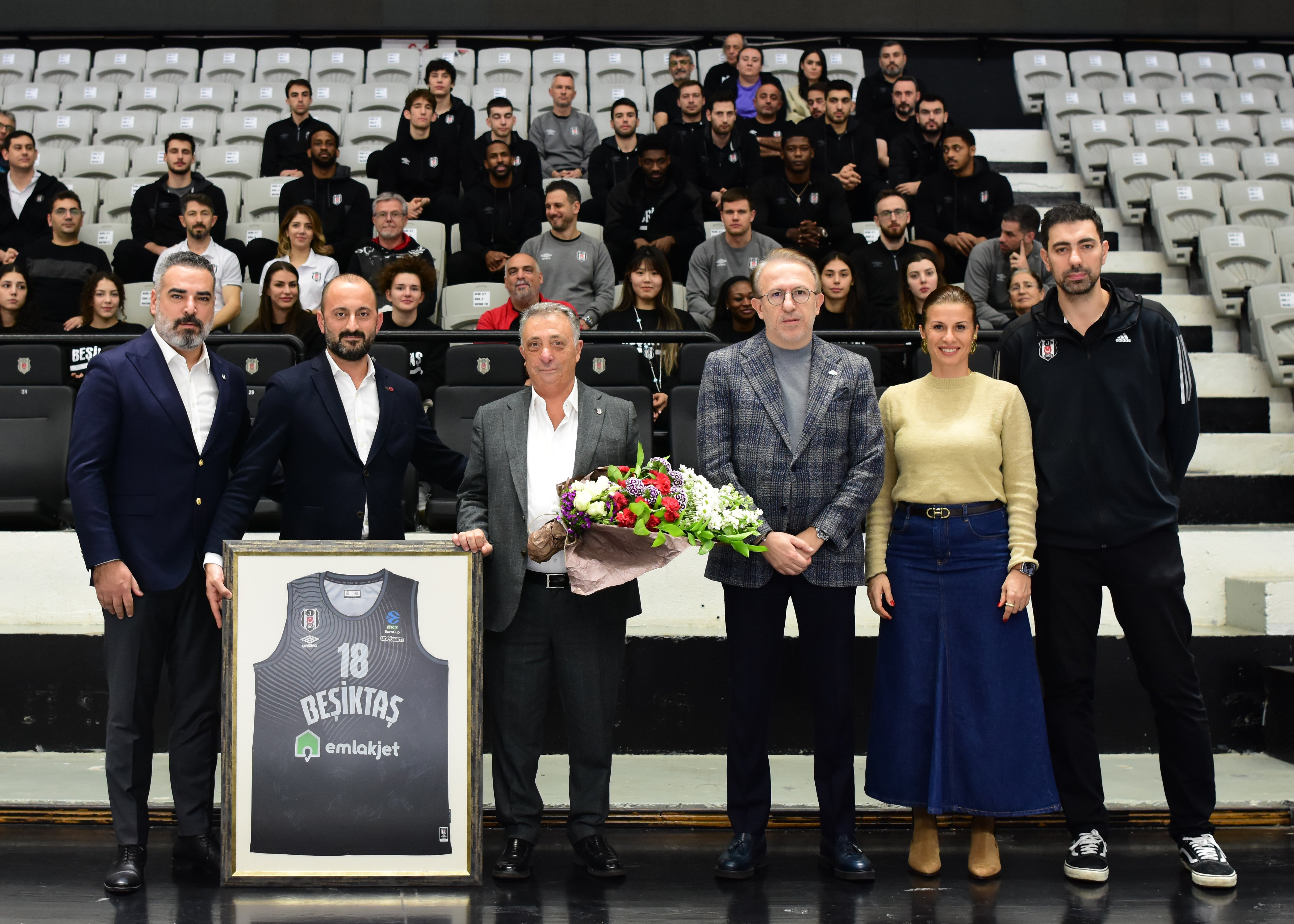 baskanimiz-ahmet-nur-cebi-kadin-ve-erkek-basketbol-takimlarimizla-bulustu-000002.jpg