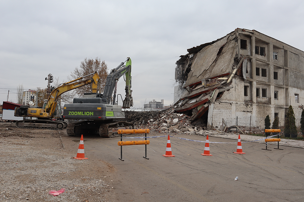 elbistanda-deprem-sonrasi-agir-hasarli-binalar-yikiliyor-yenicag-2.jpg