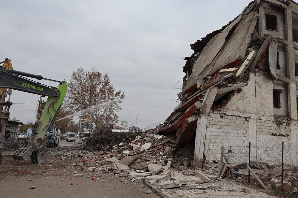 elbistanda-deprem-sonrasi-agir-hasarli-binalar-yikiliyor-yenicag-4.jpg