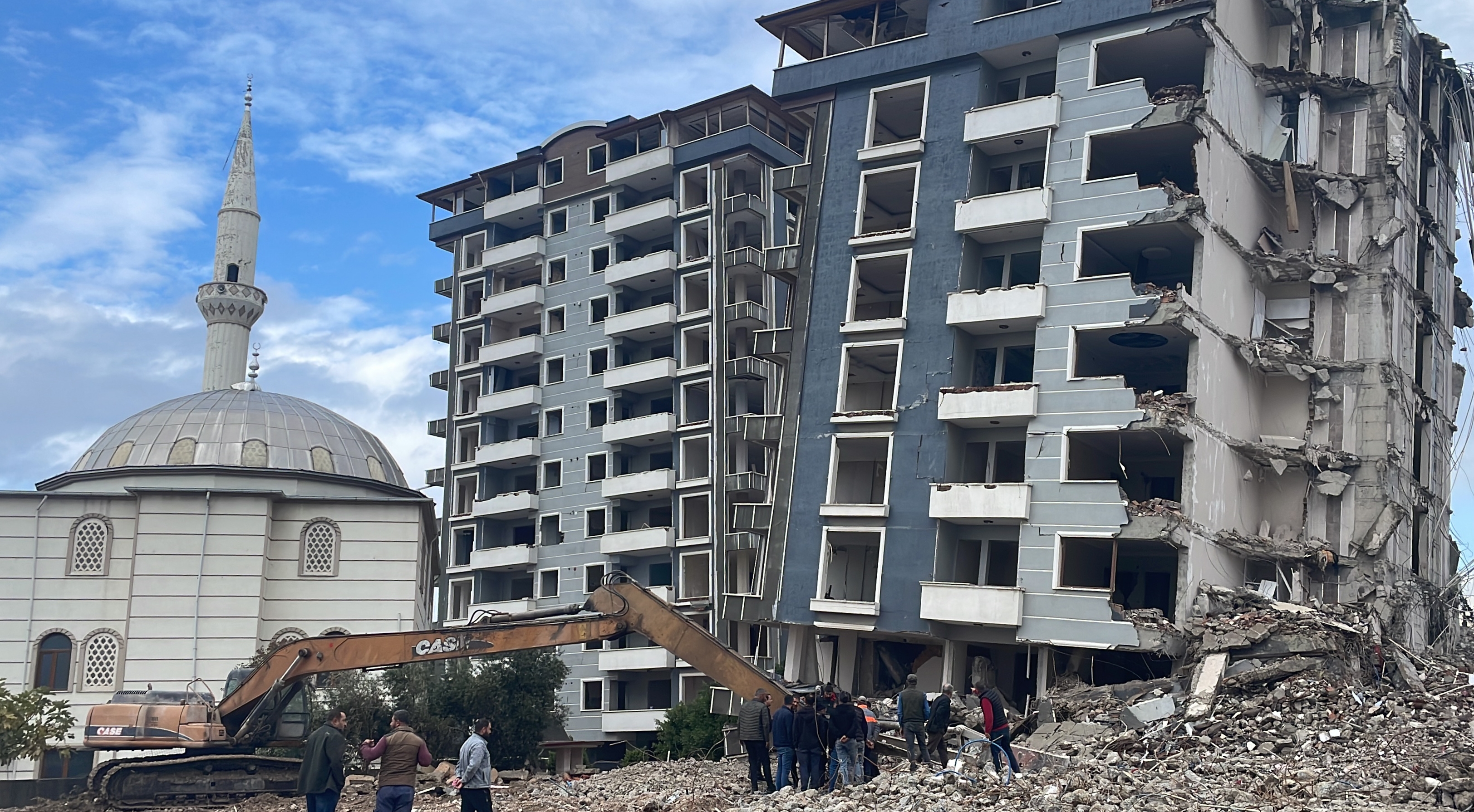 antakyada-depremlerde-agir-hasar-alan-4-bina-kontrollu-yikildi-yenicag-2.jpg