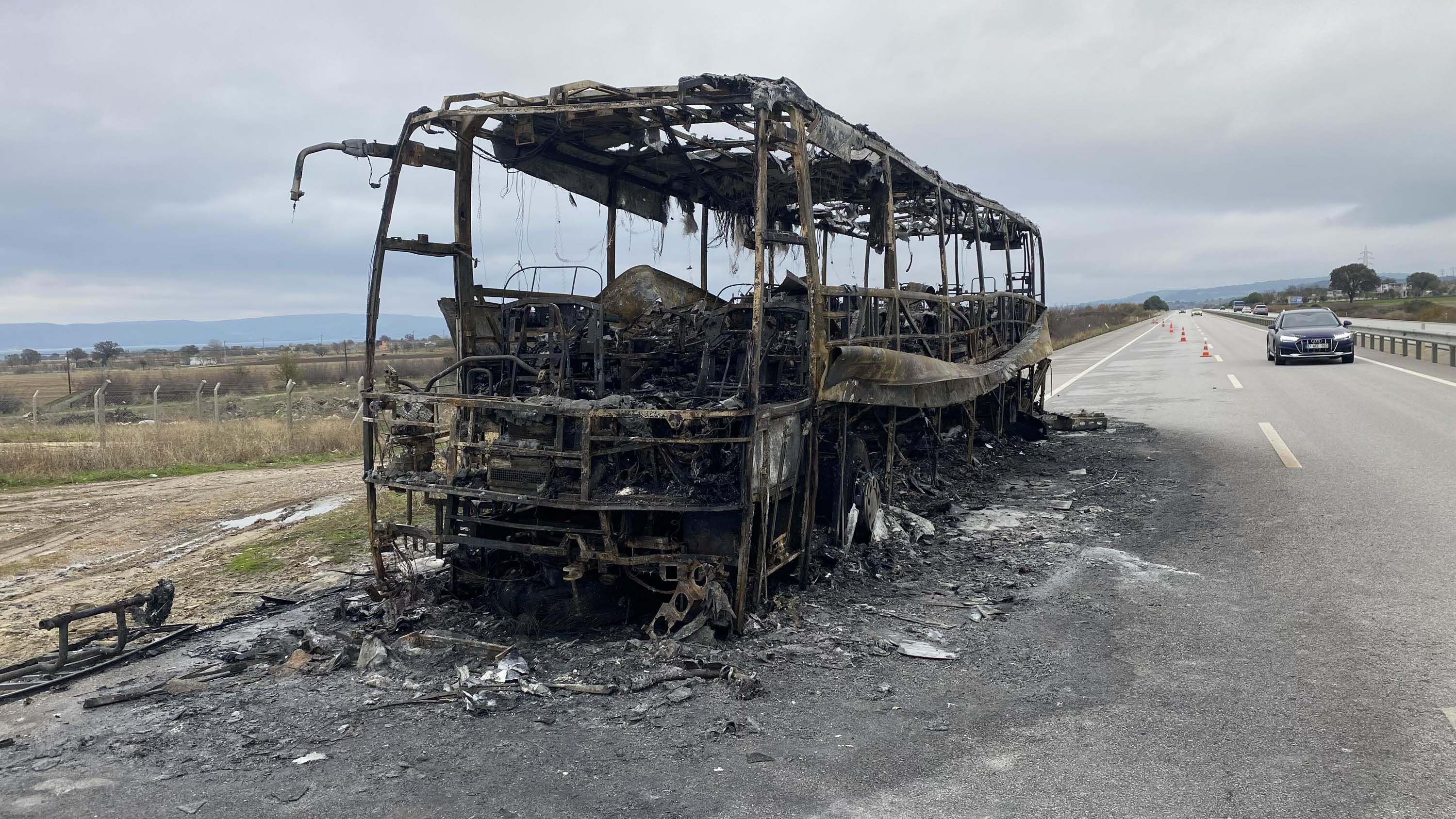 seyir-halindeki-yolcu-otobusu-yanarak-kullanilmaz-hale-geldi-yenicag1.jpg