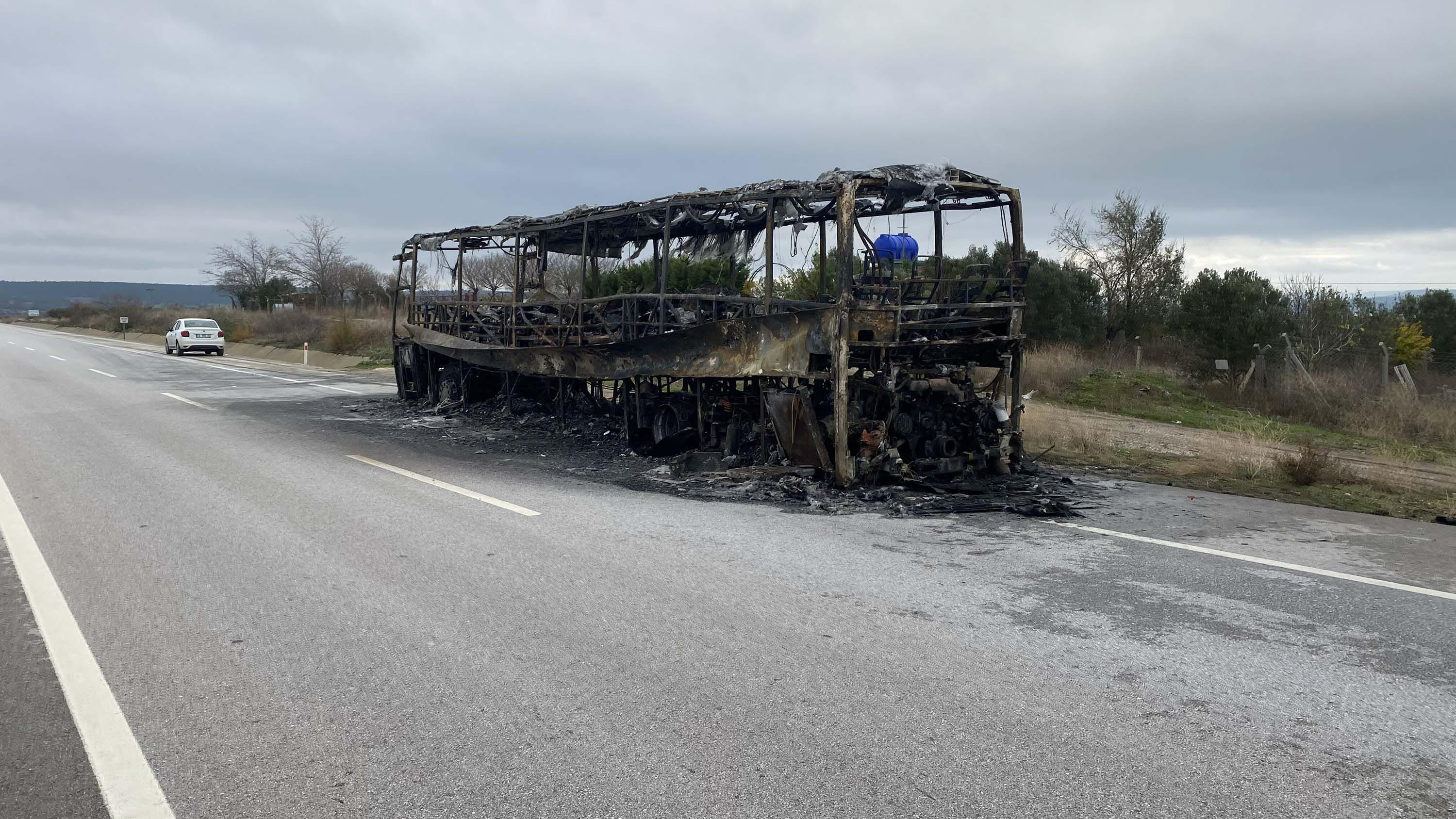 seyir-halindeki-yolcu-otobusu-yanarak-kullanilmaz-hale-geldi-yenicag4.jpg