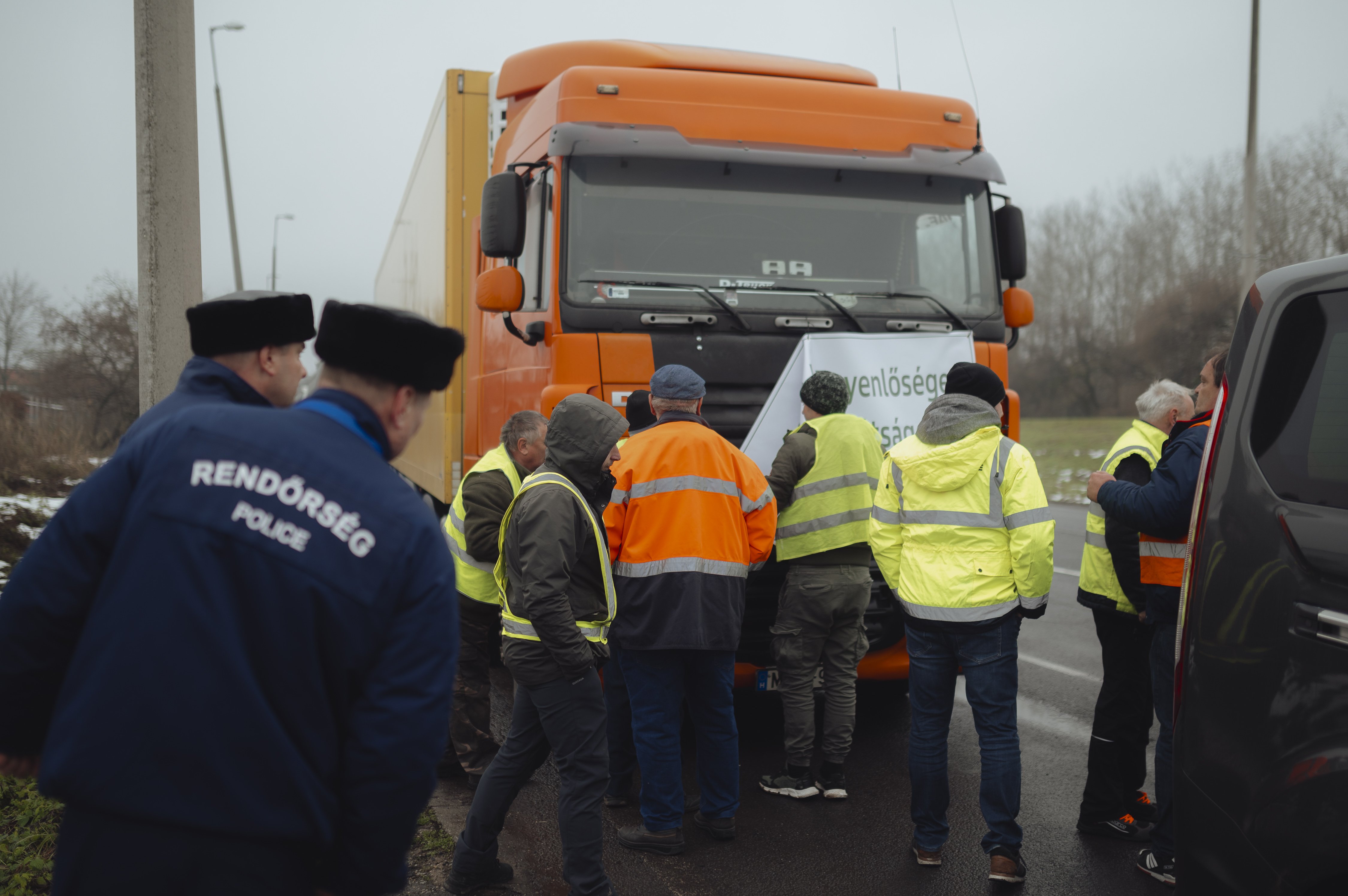 aa-20231211-33157324-33157292-macar-tir-soforlerinden-zahonyde-protesto-gosterisi.jpg