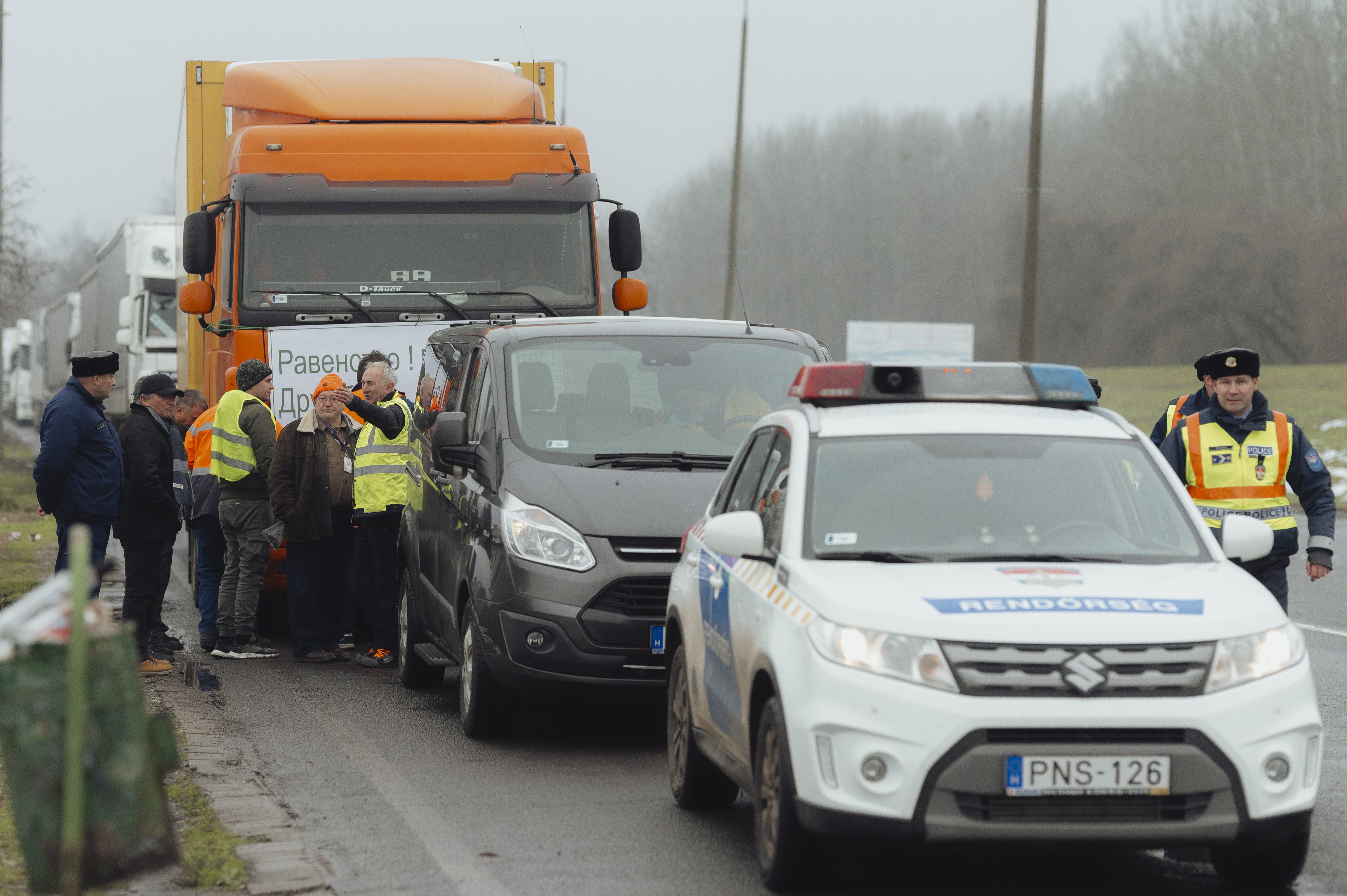 aa-20231211-33157324-33157293-macar-tir-soforlerinden-zahonyde-protesto-gosterisi.jpg