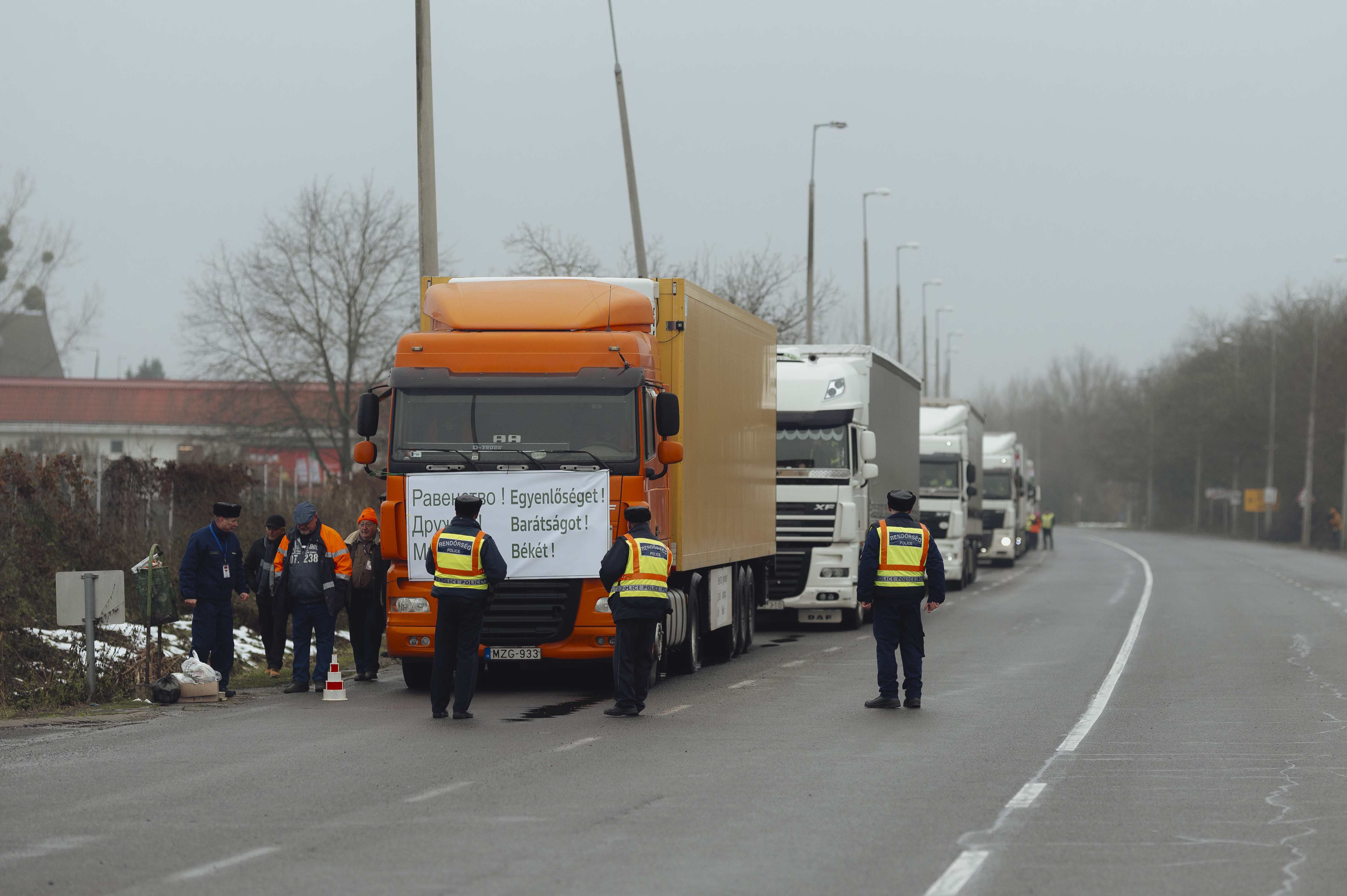 aa-20231211-33157324-33157304-macar-tir-soforlerinden-zahonyde-protesto-gosterisi.jpg