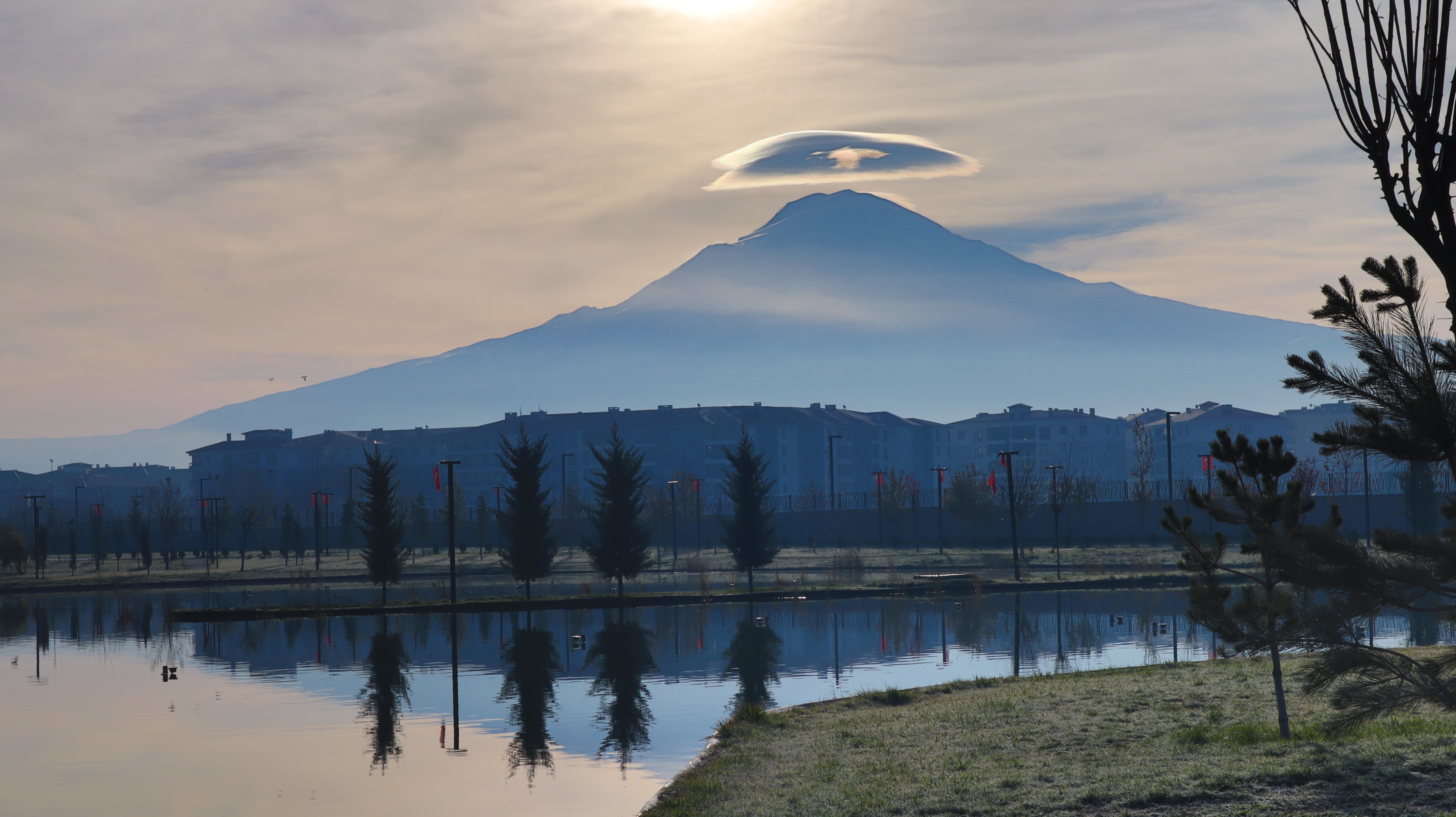 agri-daginin-tepesinde-ufo-gibi-belirdi-gercek-sonra-ortaya-cikti-yenicag-1.jpg