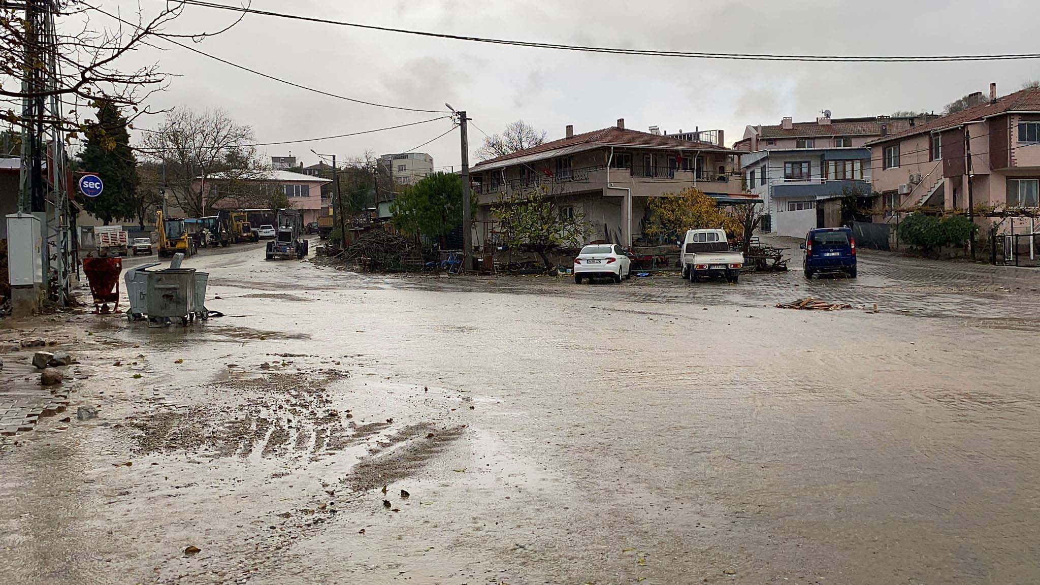 canakkalede-saganak-dereler-tasti-ekipler-teyakkuzda-yenicag12.jpg