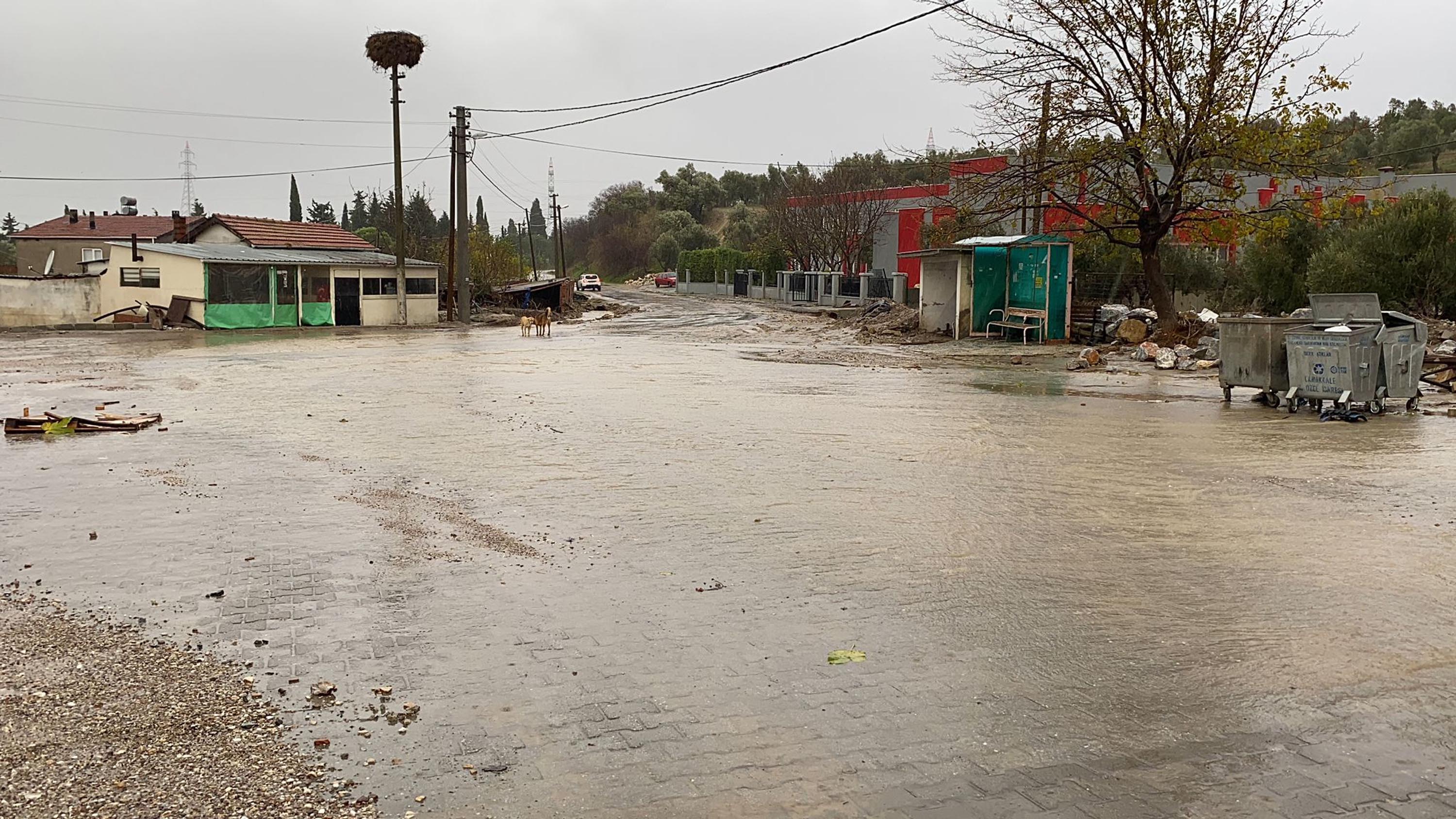 canakkalede-saganak-dereler-tasti-ekipler-teyakkuzda-yenicag13.jpg