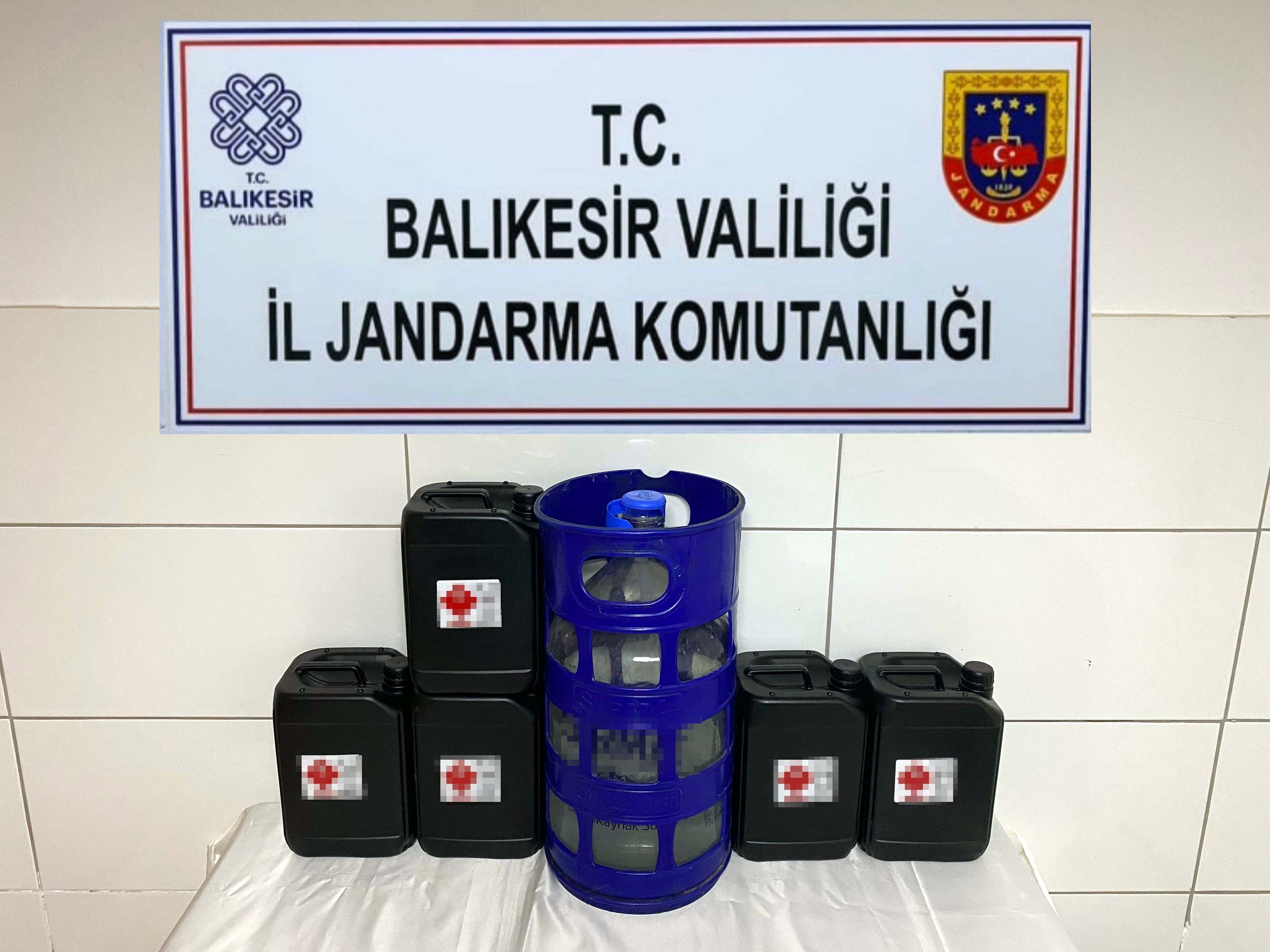 balikesirde-2-bin-587-litre-sahte-ve-kacak-icki-ele-gecirildi-11-gozalti-yenicag2.jpg