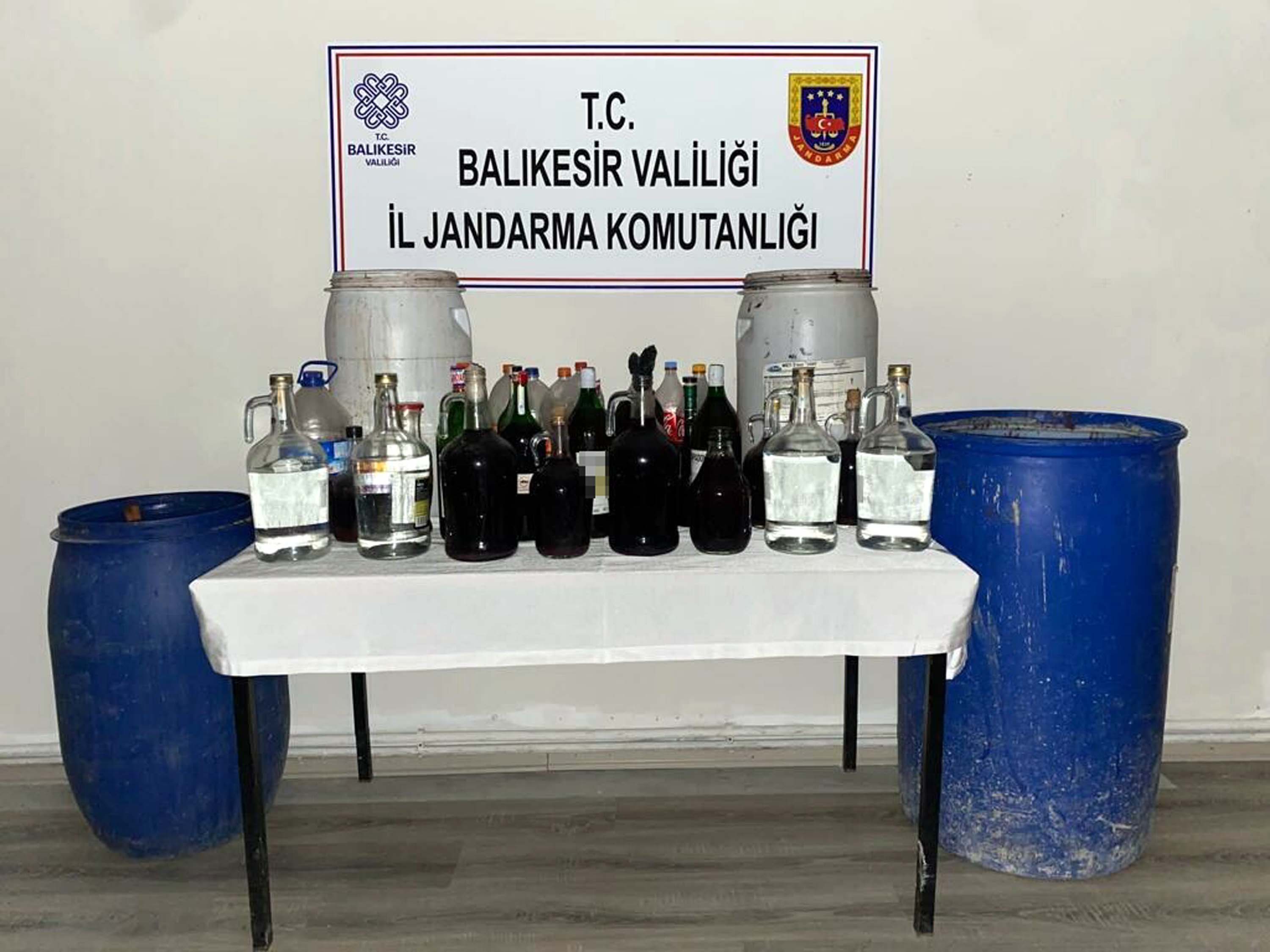 balikesirde-2-bin-587-litre-sahte-ve-kacak-icki-ele-gecirildi-11-gozalti-yenicag3-001.jpg