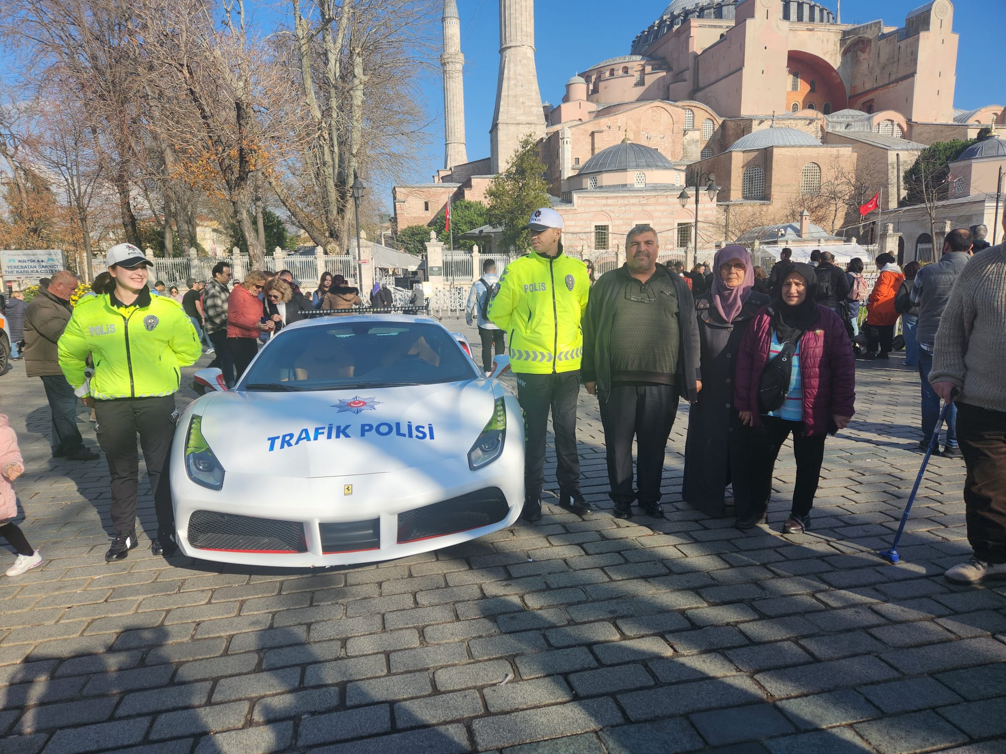 trafik-polislerinin-hizmetine-verilen-ferrari-istanbul-sokaklarina-cikti-4494-dhaphoto4.jpg