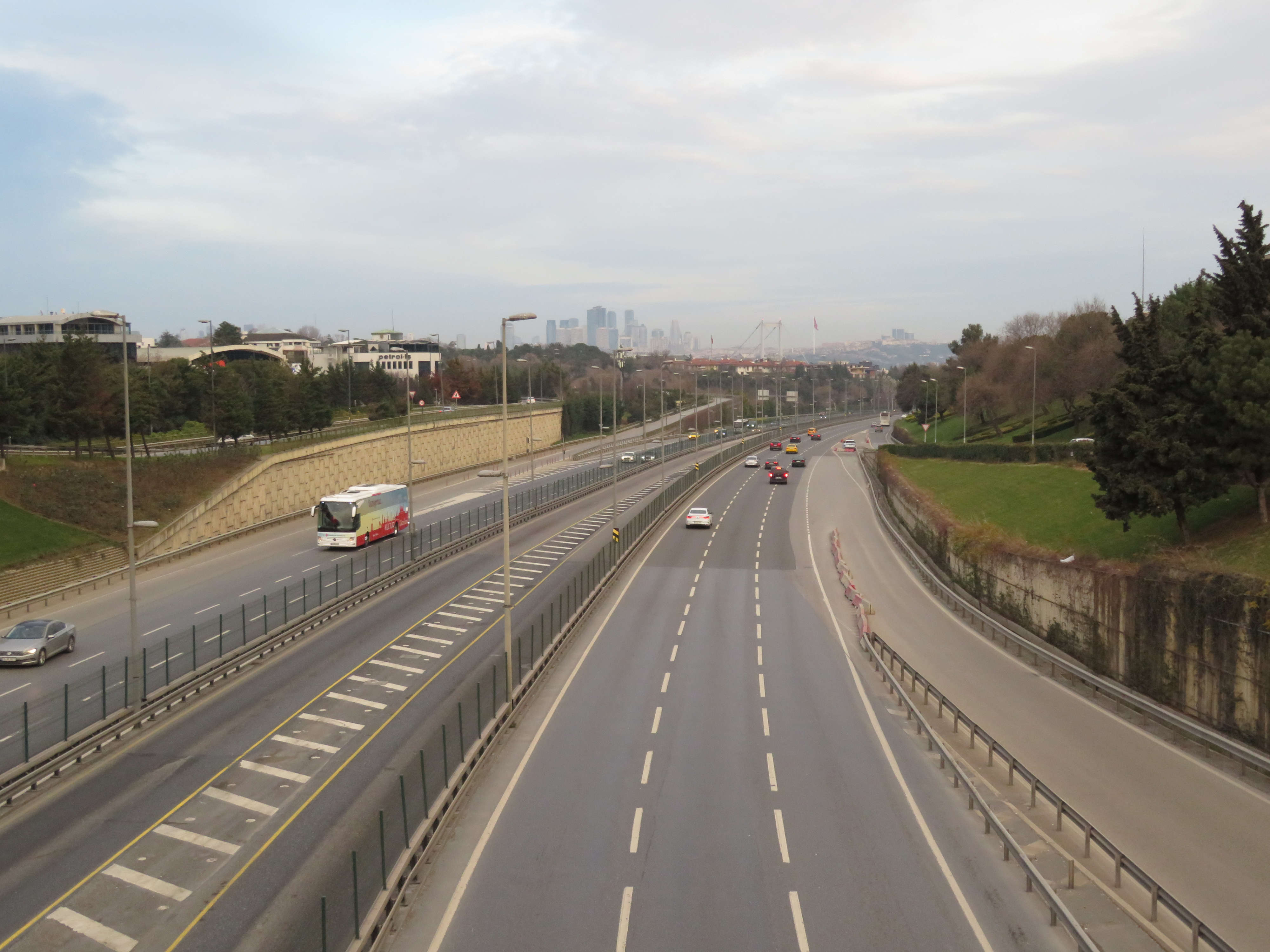 istanbul039da-yilin-ilk-gununde-yollar-bos-kaldi-yenicag5.jpg