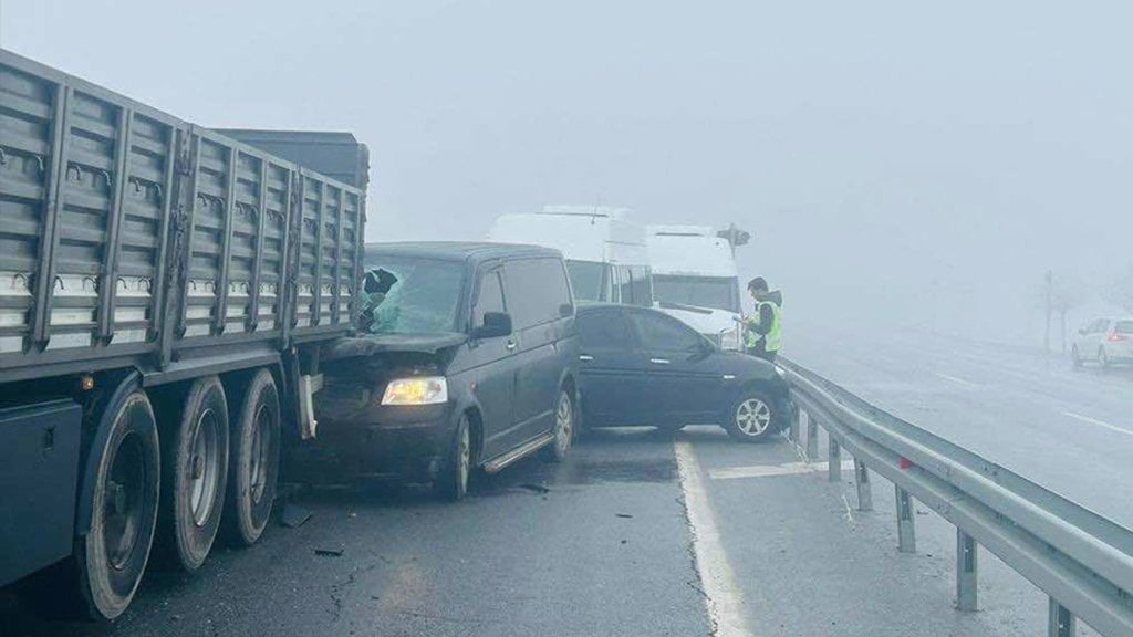 bitlis-te-zincirleme-trafik-kazasi-20-kisi-yaralandi.jpg