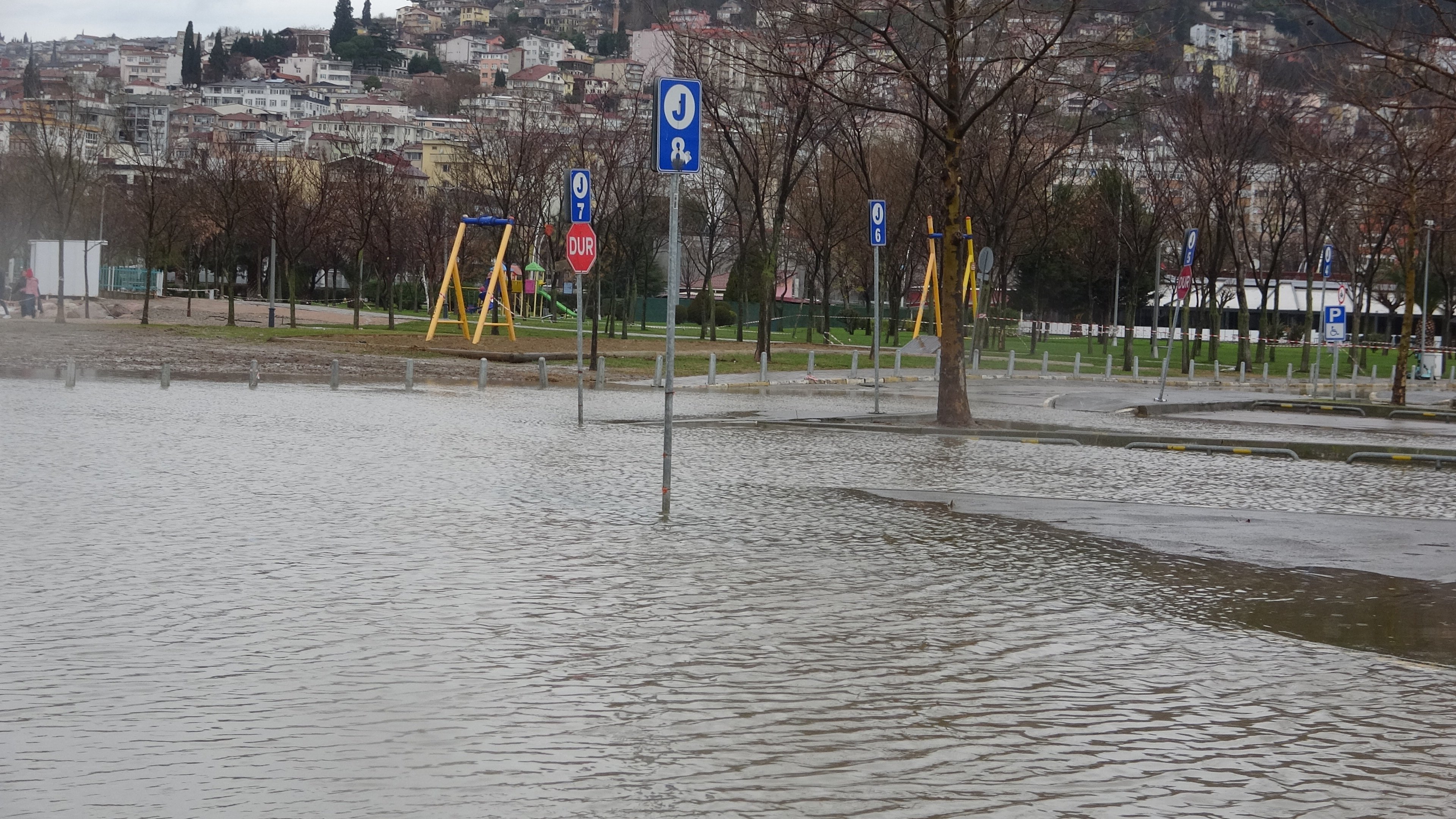 kocaelide-saganak-ve-firtina-deniz-tasti-yollar-ve-otopark-su-altinda-kaldi-6712-dhaphoto4.jpg