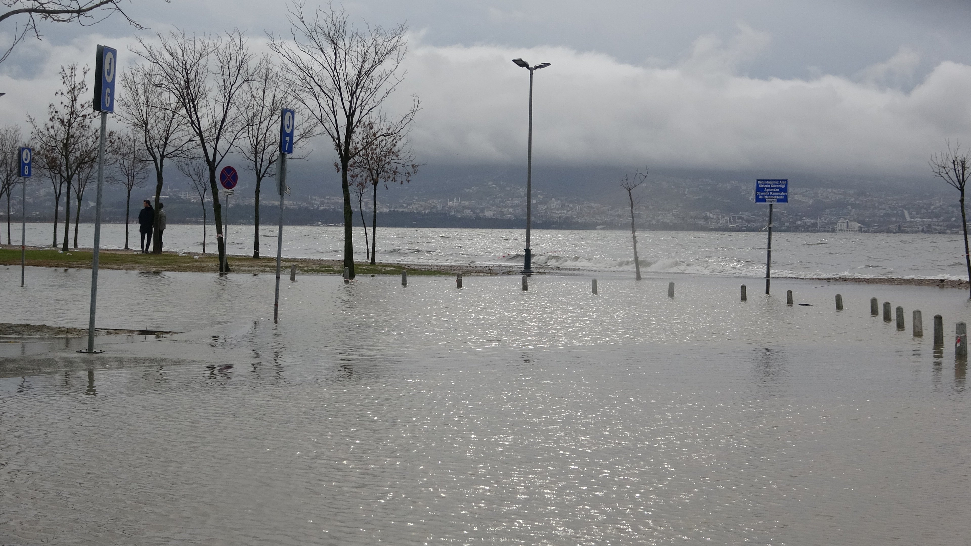 kocaelide-saganak-ve-firtina-deniz-tasti-yollar-ve-otopark-su-altinda-kaldi-6712-dhaphoto7.jpg