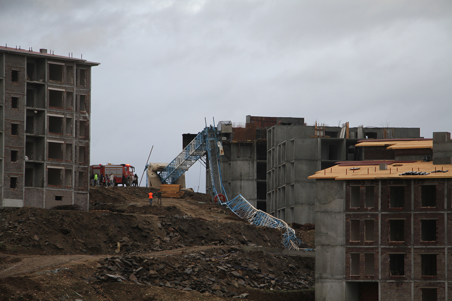 Manisa’da TOKİ inşaatında vinç devrildi: Faciayı önleyen 20 yaşındaki işçi yaşamını yitirdi