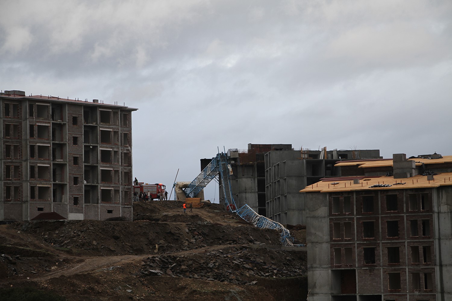 Manisa’da TOKİ inşaatında vinç devrildi: Faciayı önleyen 20 yaşındaki işçi yaşamını yitirdi 1