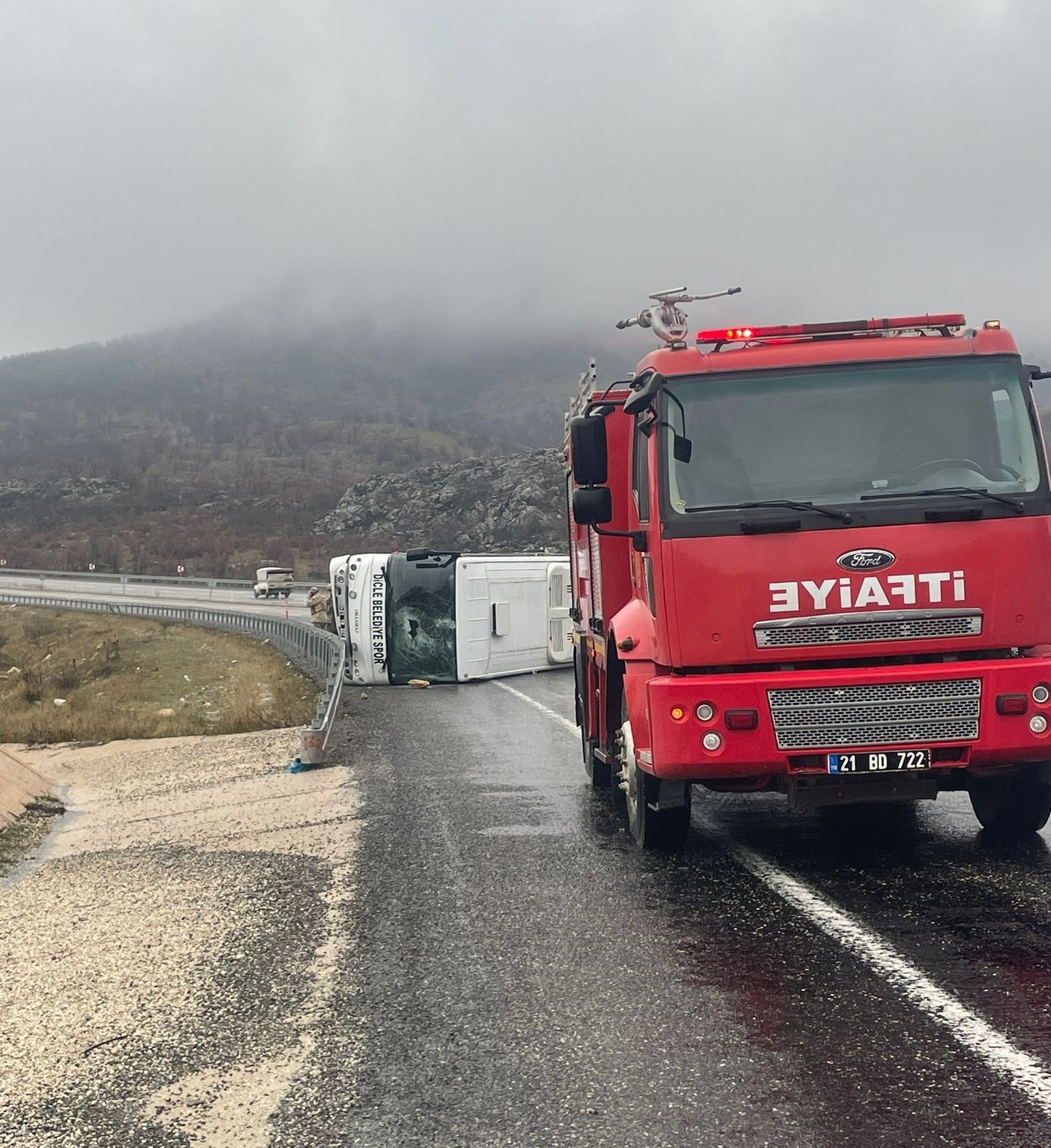 diyarbakirda-futbolculari-tasiyan-midibus-devrildi-10-yarali-9715-dhaphoto6.jpg