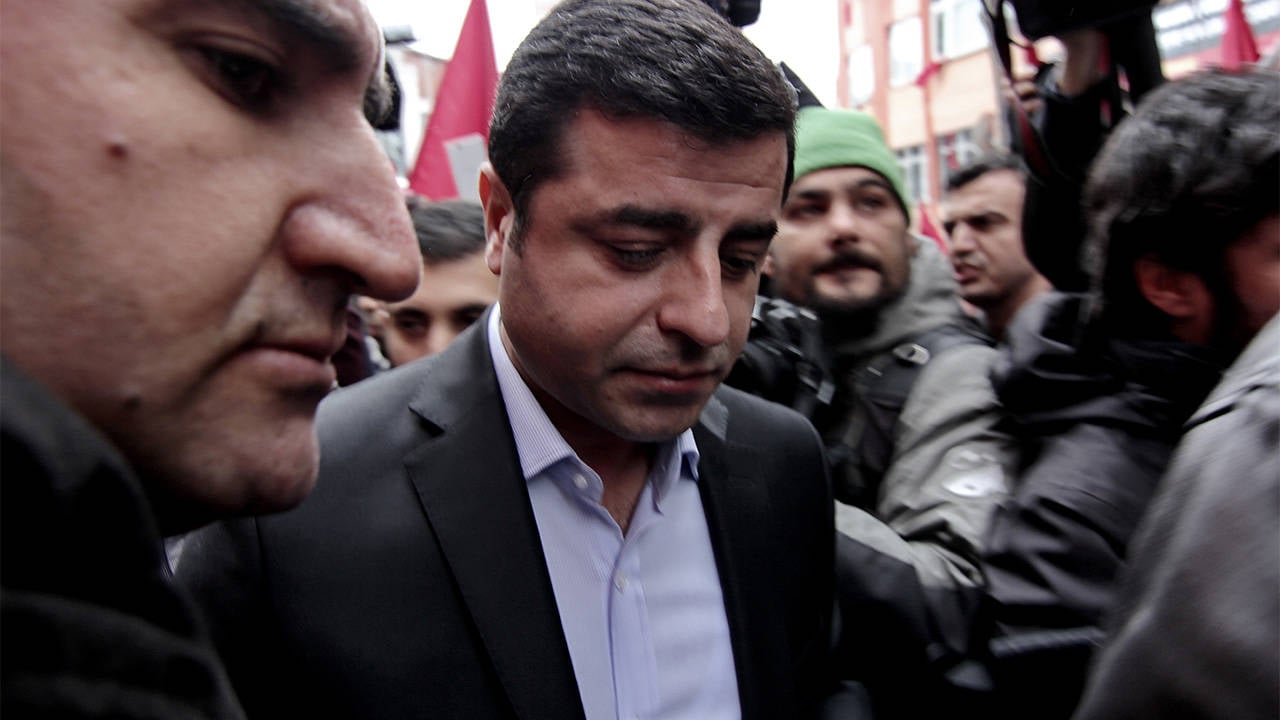 selahattin-demirtas-annesinin-rahatsizligi-nedeniyle-diyarbakir-a-getirildi-1.jpg