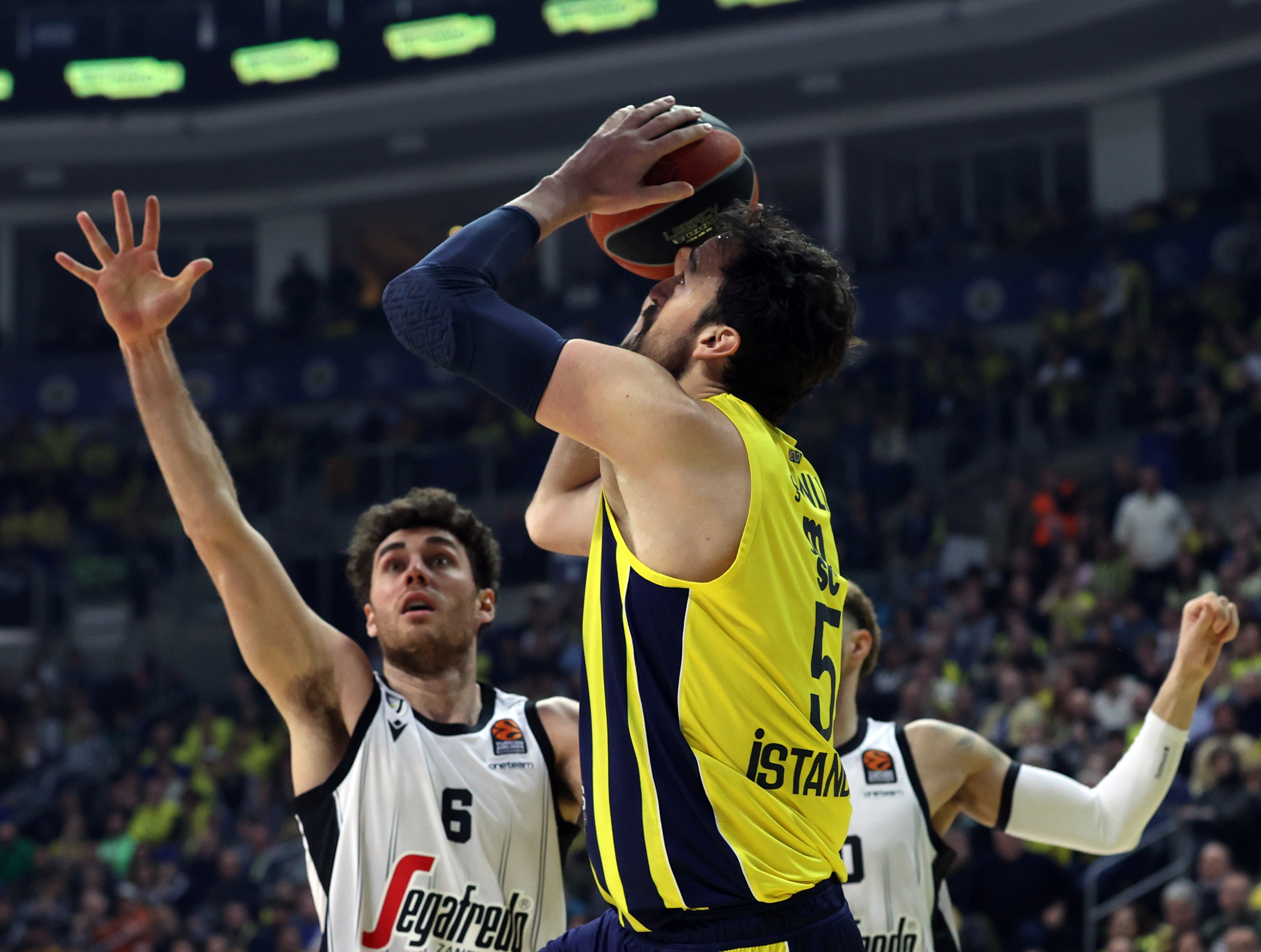 aa-20240125-33531434-33531432-fenerbahce-beko-v-virtus-segafredo-bologna-turkish-airlines-euroleague.jpg