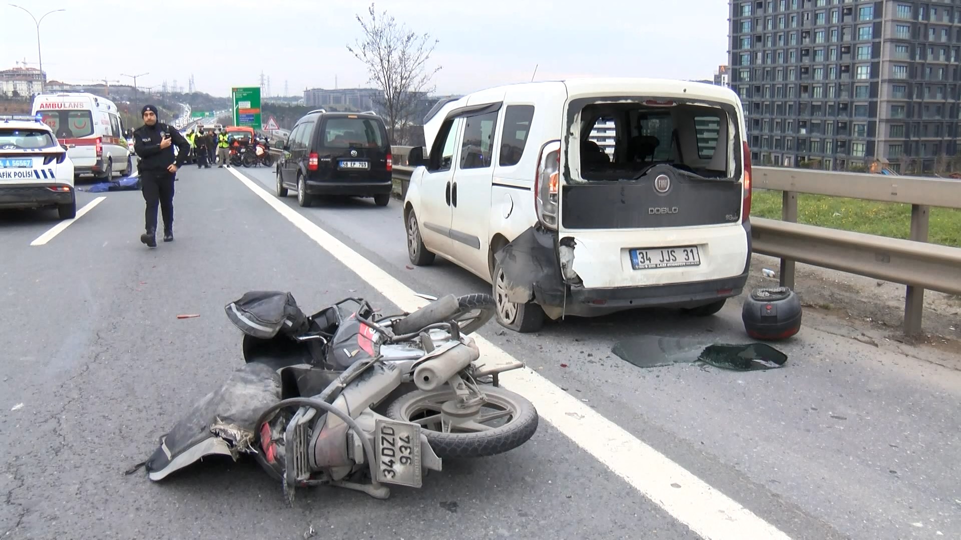 temde-emniyet-seridindeki-araca-arkadan-carpan-motosikletli-kurye-oldu-5358-dhaphoto3.jpg