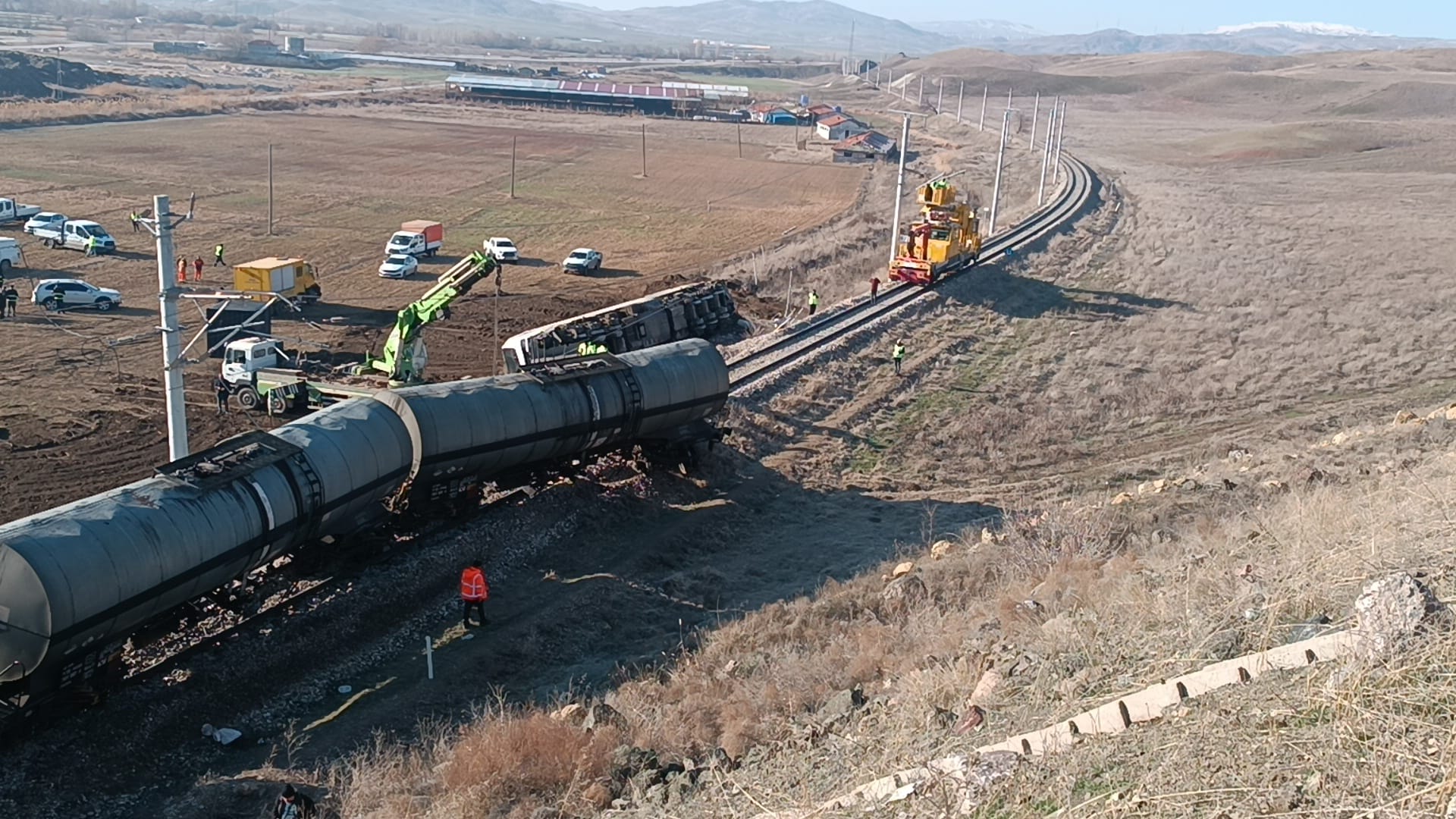 yuk-treni-devrildi-makinist-ve-yardimcisi-yaralandi-6421-dhaphoto6.jpg