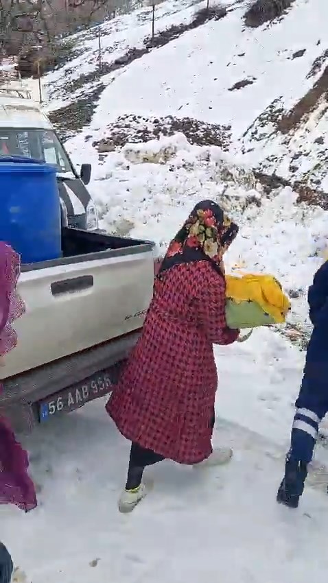 kardan-yolu-kapanan-koyde-rahatsizlanan-40-gunluk-bebek-icin-ekipler-seferber-oldu-yenicag3.jpg