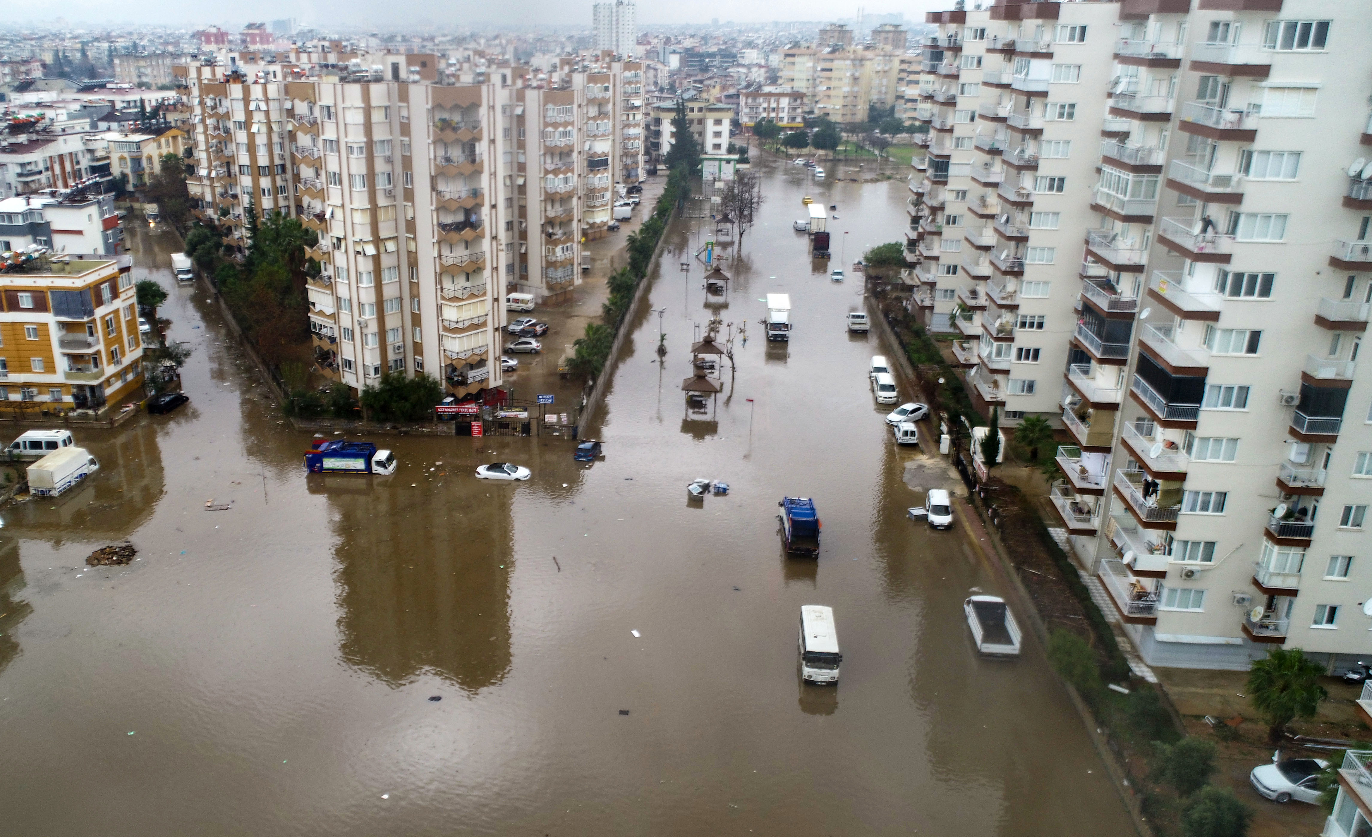 antalyayi-saganak-vurdu-5-ilcede-okullar-tatil-ek-fotograflar-yenicag11.jpg