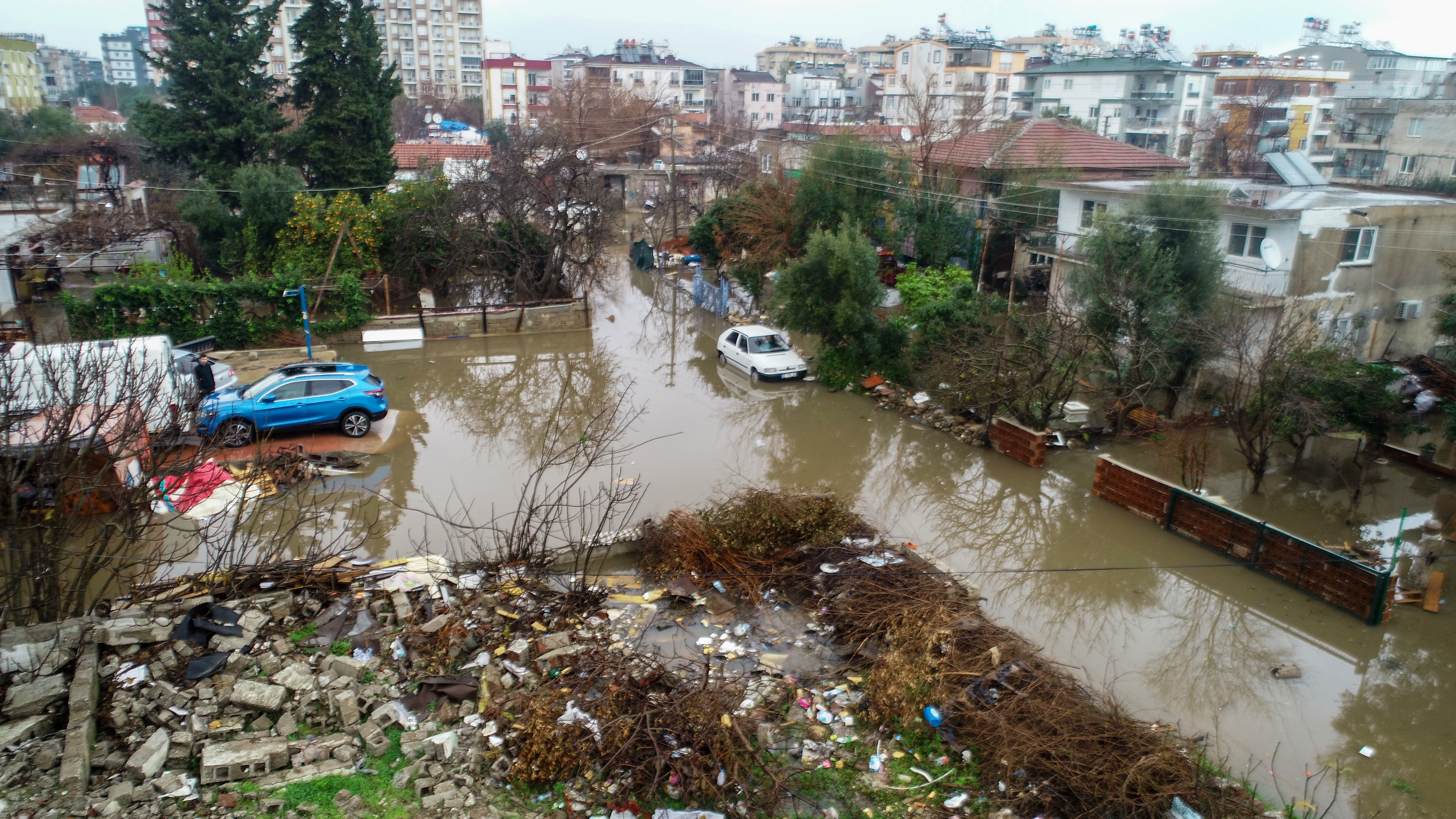 antalyayi-saganak-vurdu-5-ilcede-okullar-tatil-ek-fotograflar-yenicag19-001.jpg