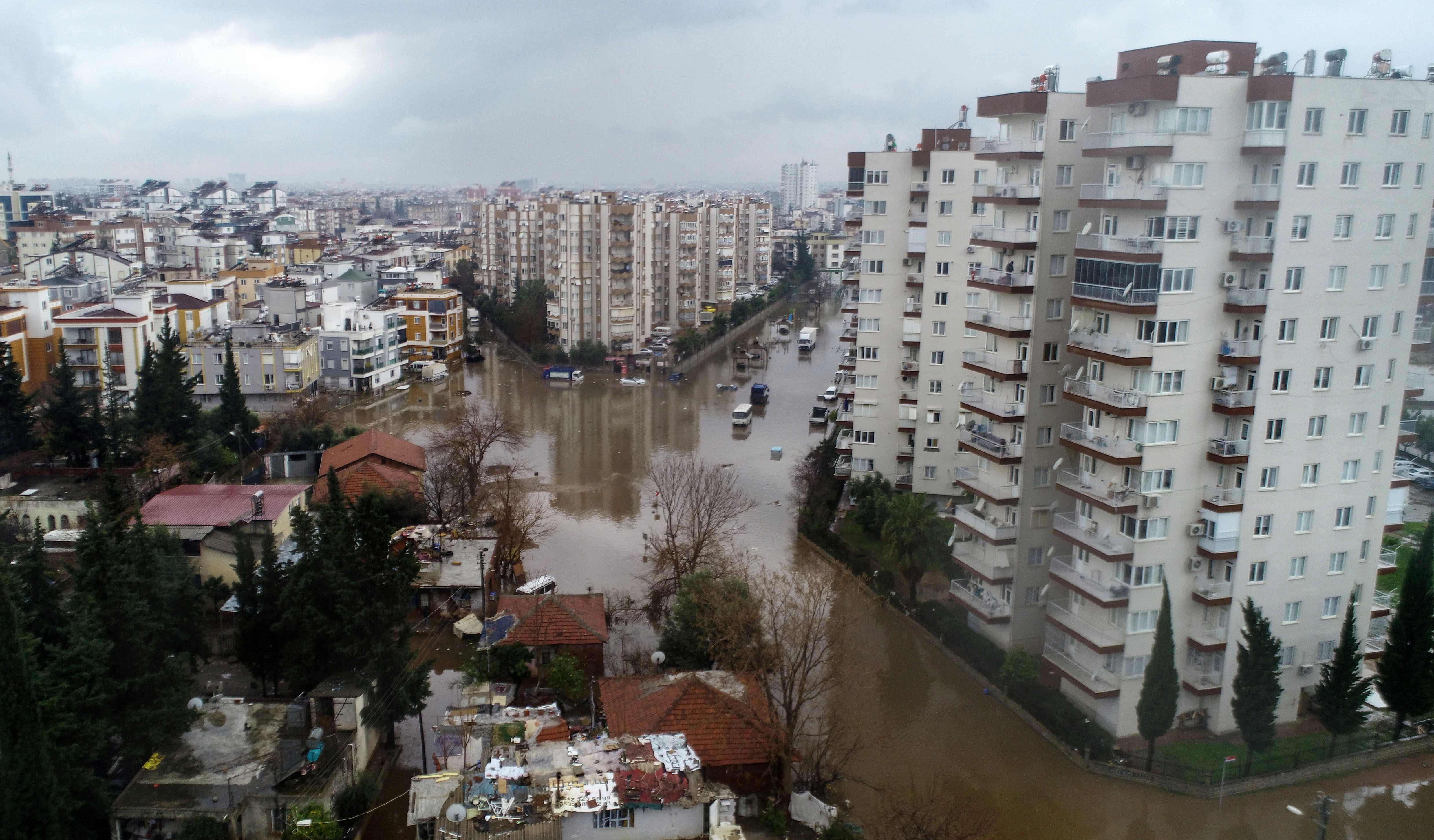 antalyayi-saganak-vurdu-5-ilcede-okullar-tatil-ek-fotograflar-yenicag20.jpg