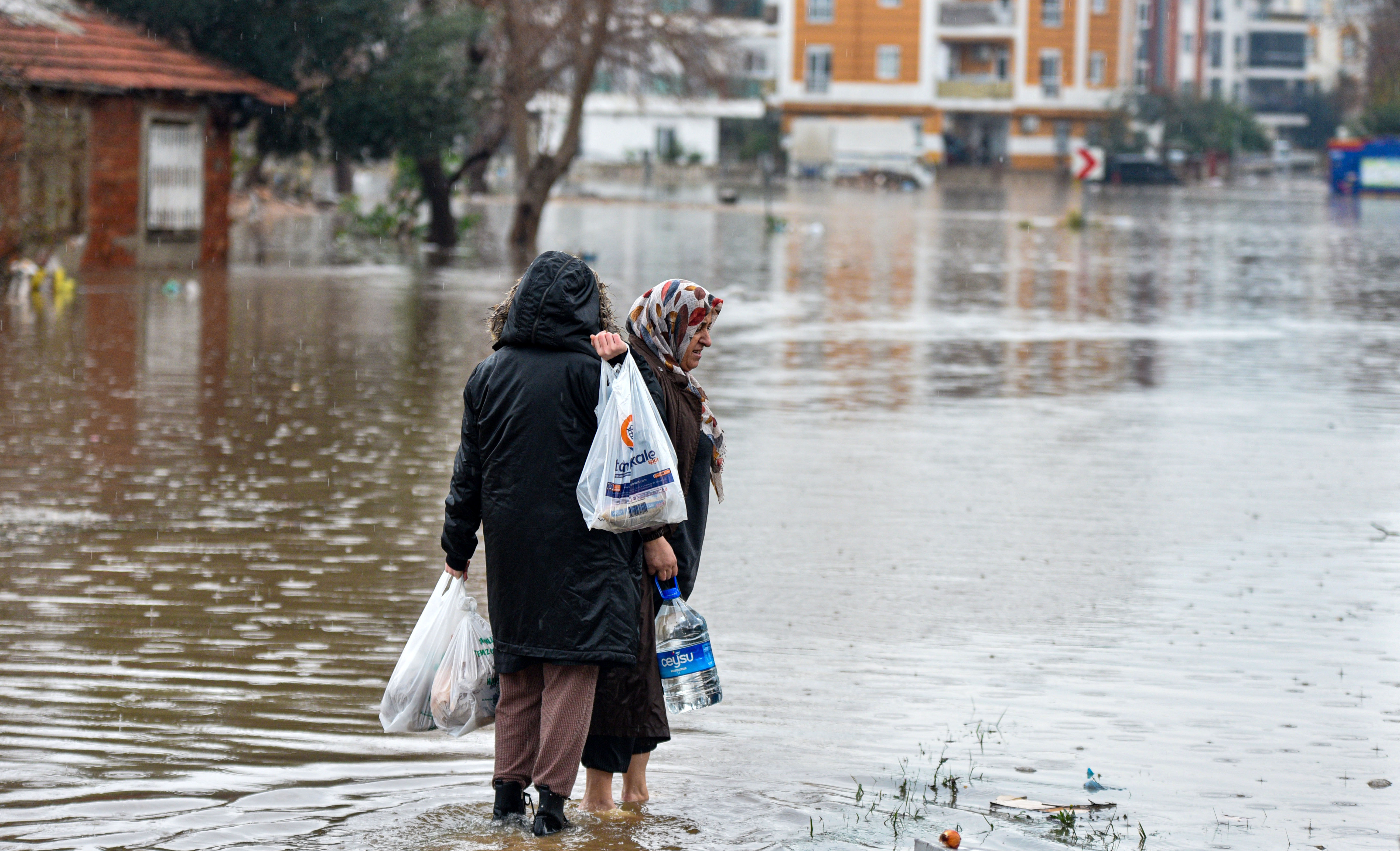 antalyayi-saganak-vurdu-5-ilcede-okullar-tatil-ek-fotograflar-yenicag27.jpg