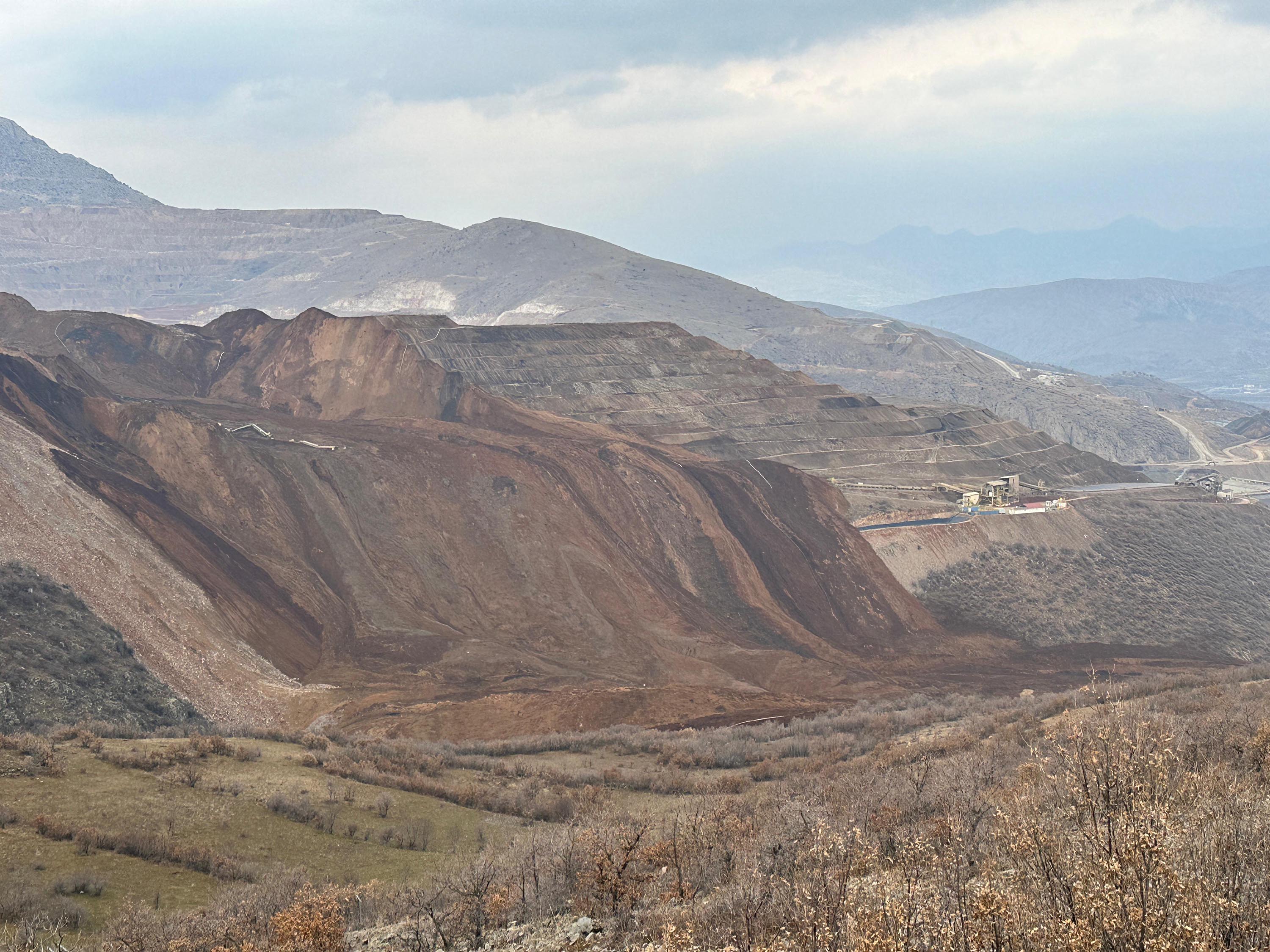 maden-sahasinda-toprak-altinda-kalan-9-isciyi-arama-calismalarinda-2nci-gun-2218-dhaphoto2-001.jpg