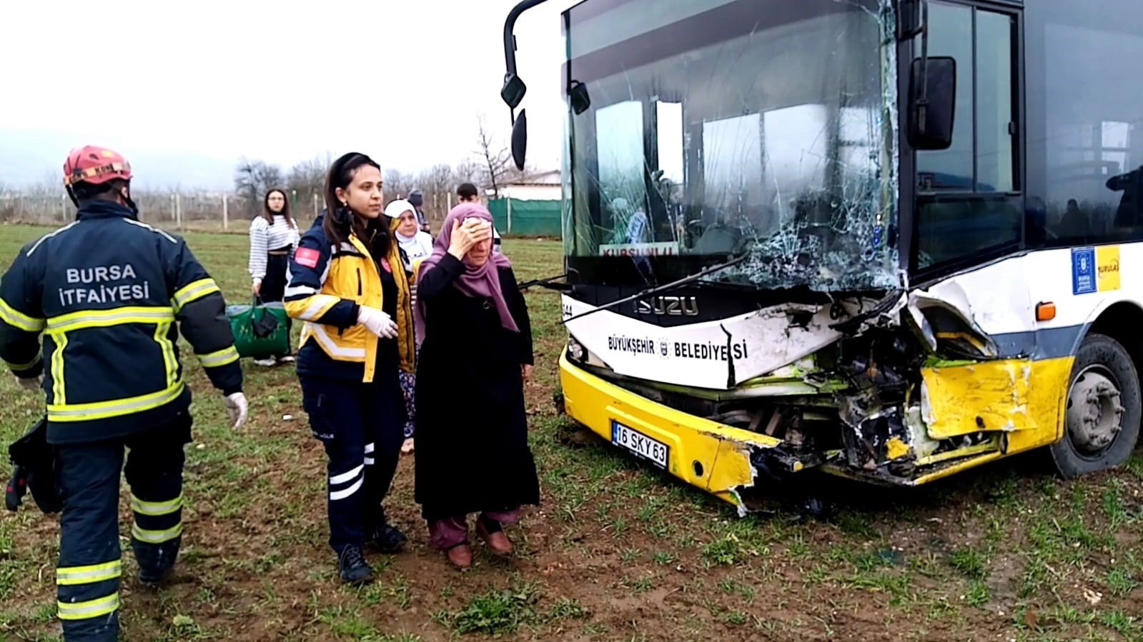 halk-otobusu-ile-otomobil-carpisti-1-ol-yenicag16-4.jpg