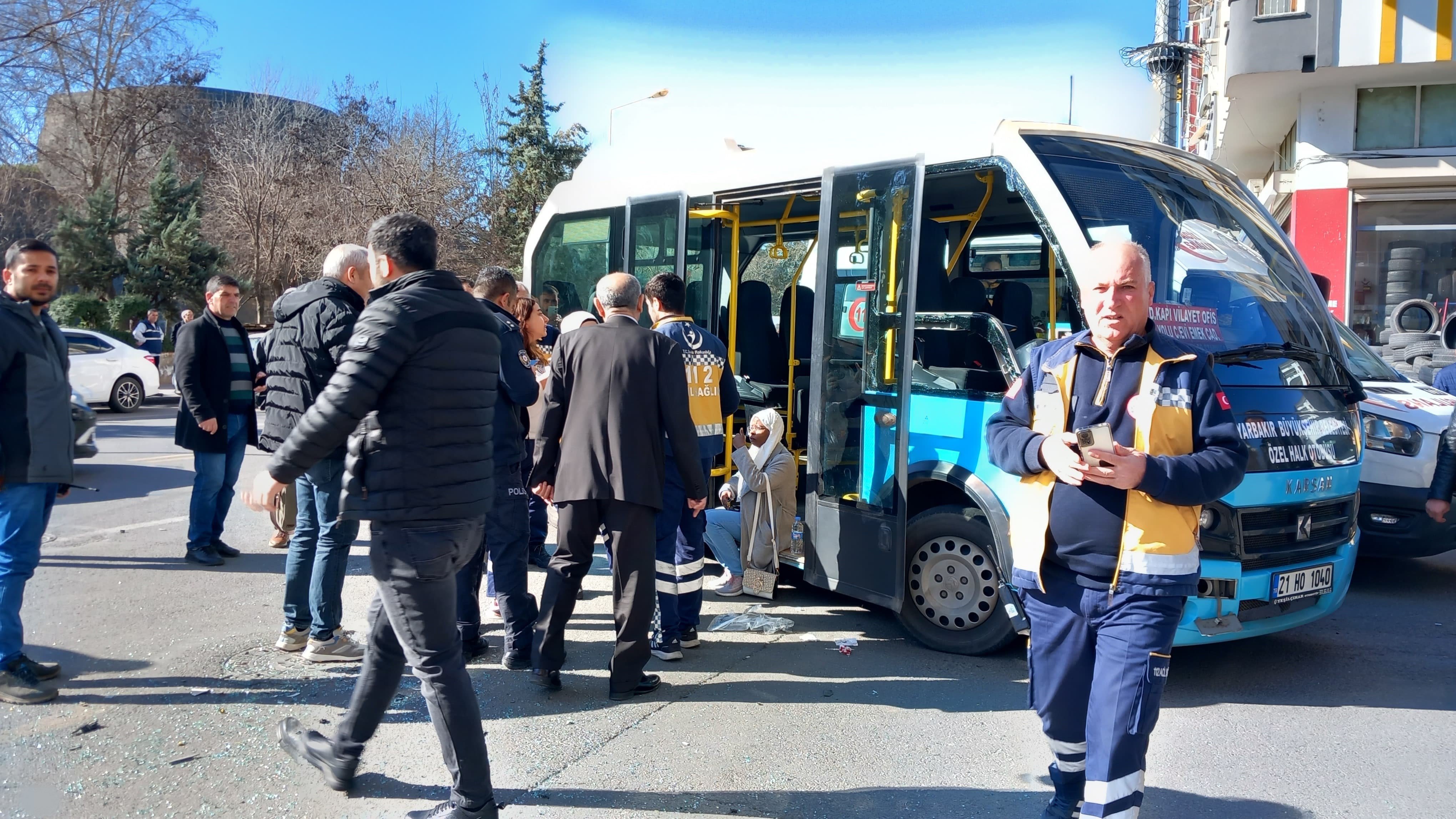 diyarbakirda-2-minibus-kafa-kafaya-carp-yenicag1.jpg