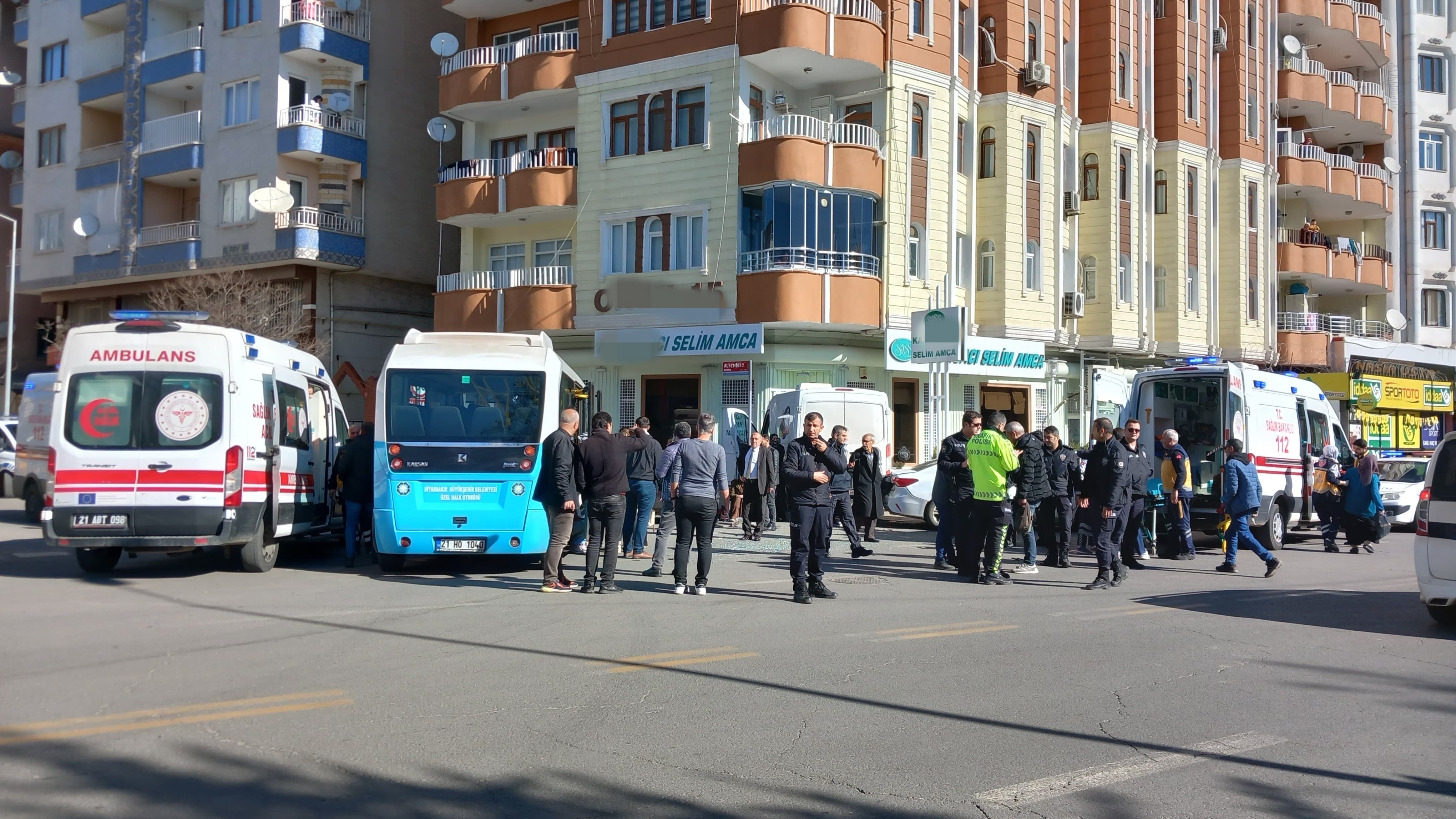 diyarbakirda-2-minibus-kafa-kafaya-carp-yenicag6.jpg