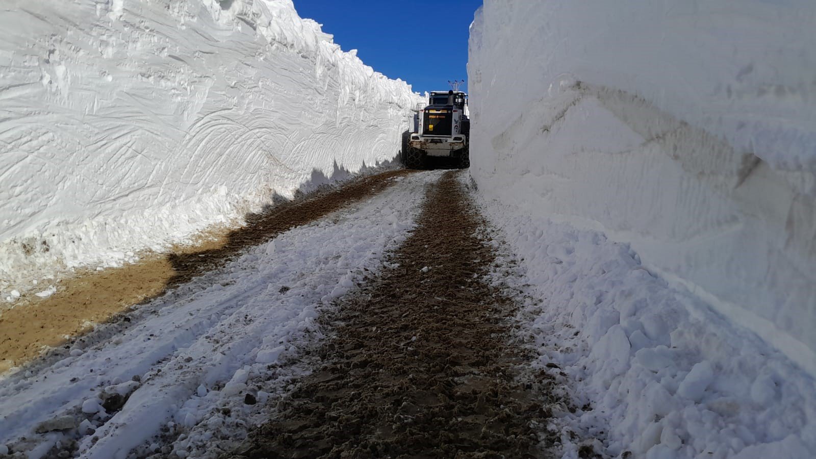 hakkaride-kar-nedeniyle-kapanan-us-bolgelerinin-yolu-acildi-yenicag-5.jpg