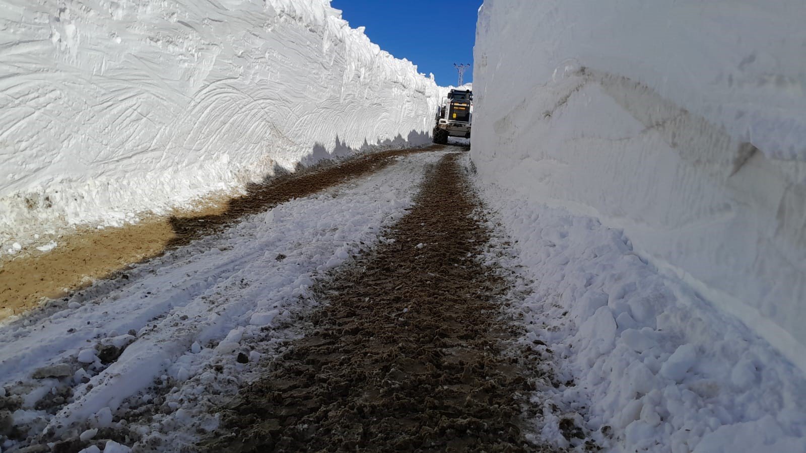 hakkaride-kar-nedeniyle-kapanan-us-bolgelerinin-yolu-acildi-yenicag-7.jpg