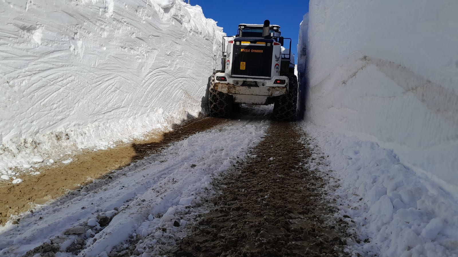 hakkaride-kar-nedeniyle-kapanan-us-bolgelerinin-yolu-acildi-yenicag-9.jpg