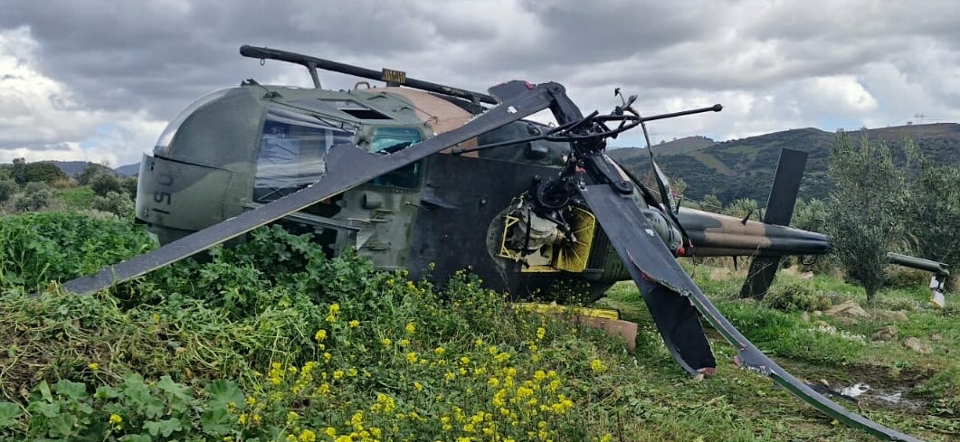 izmirde-askeri-helikopter-bos-araziye-z-21669.jpg