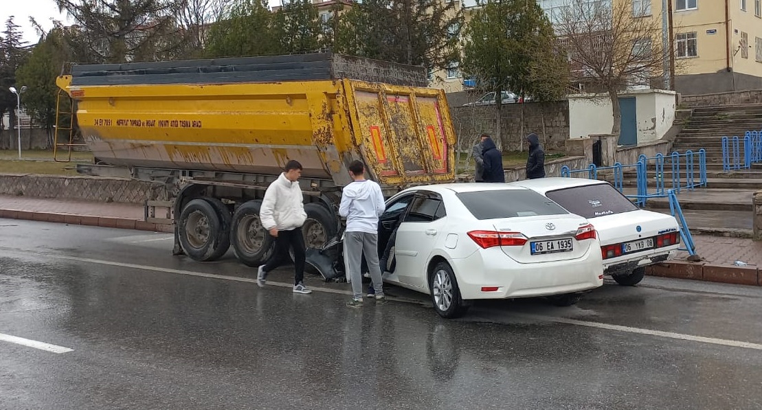 kayseride-iki-otomobil-park-halindeki-yenicag1.jpg