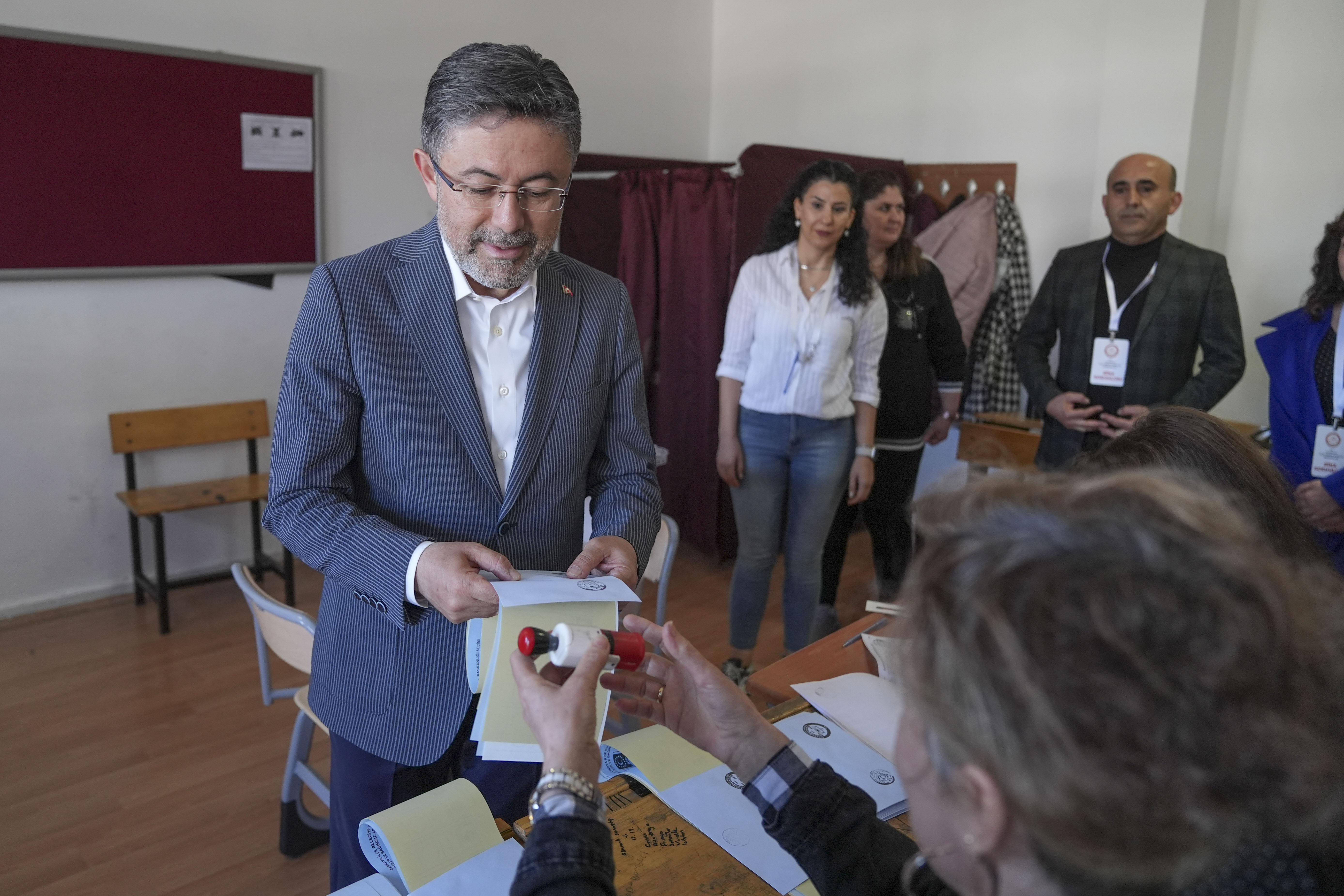 aa-20240331-34140934-34140930-turkish-agriculture-and-forestry-minister-ibrahim-yumakli-casts-his-ballot-in-ankara.jpg