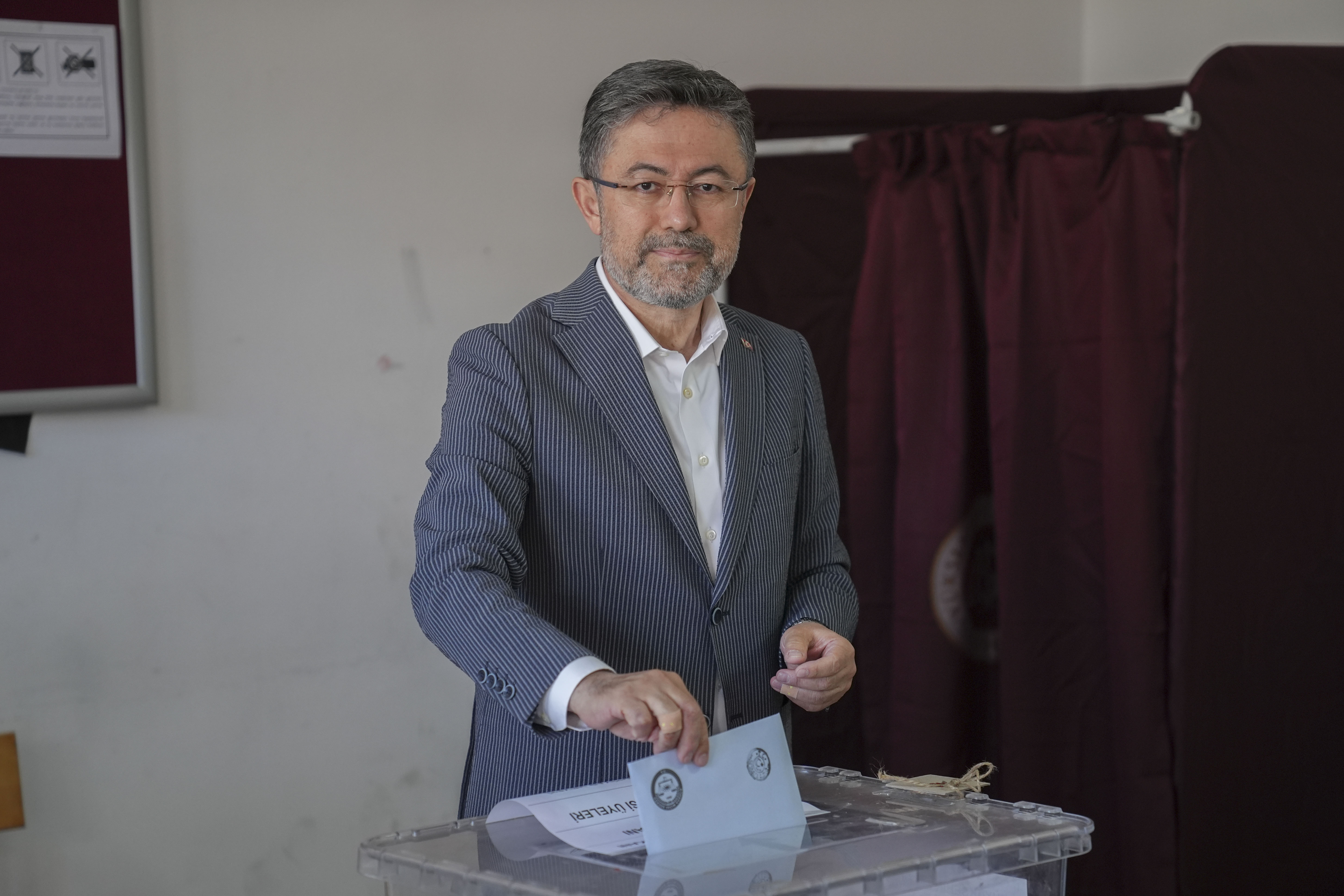 aa-20240331-34140934-34140932-turkish-agriculture-and-forestry-minister-ibrahim-yumakli-casts-his-ballot-in-ankara.jpg