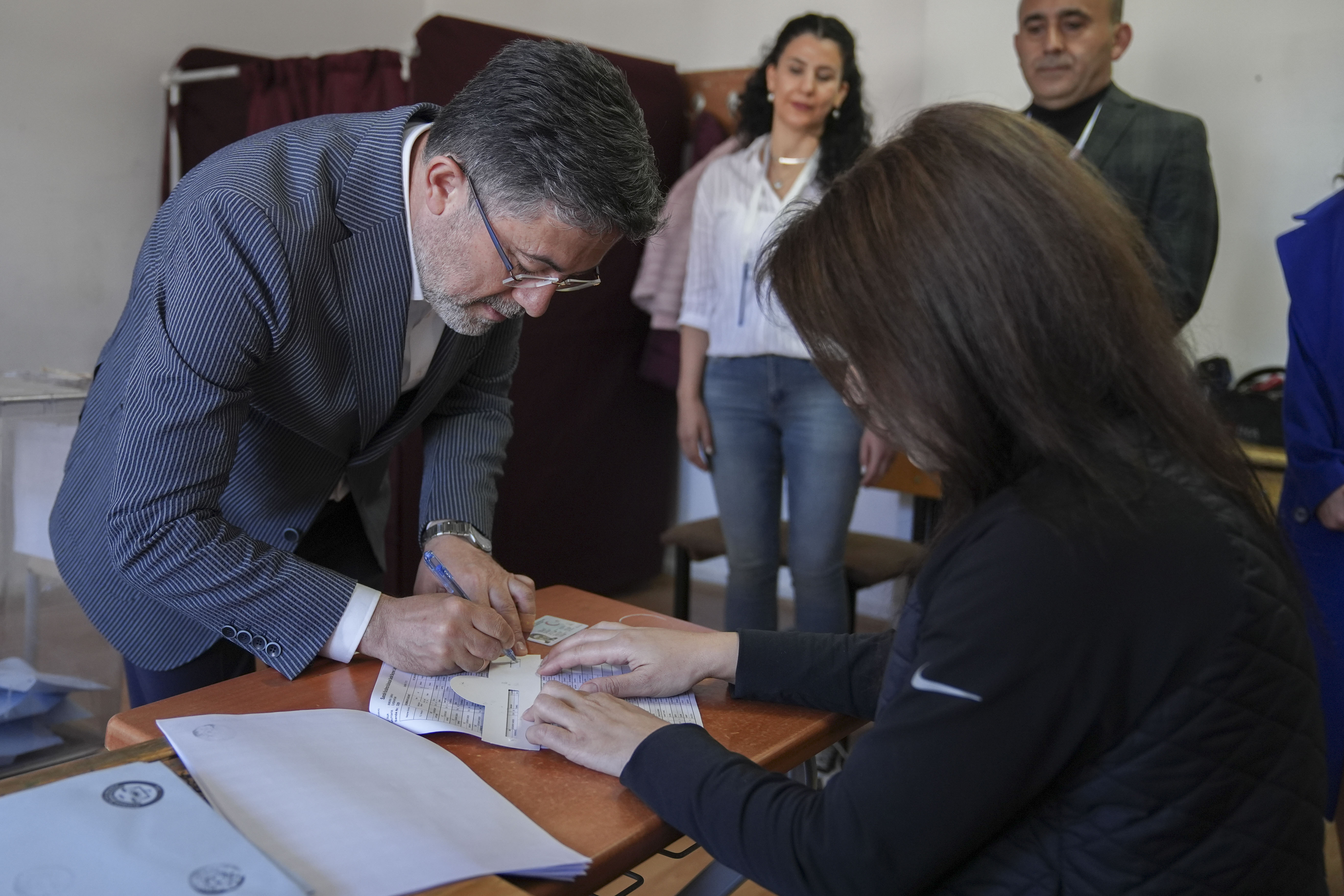 aa-20240331-34140934-34140933-turkish-agriculture-and-forestry-minister-ibrahim-yumakli-casts-his-ballot-in-ankara.jpg