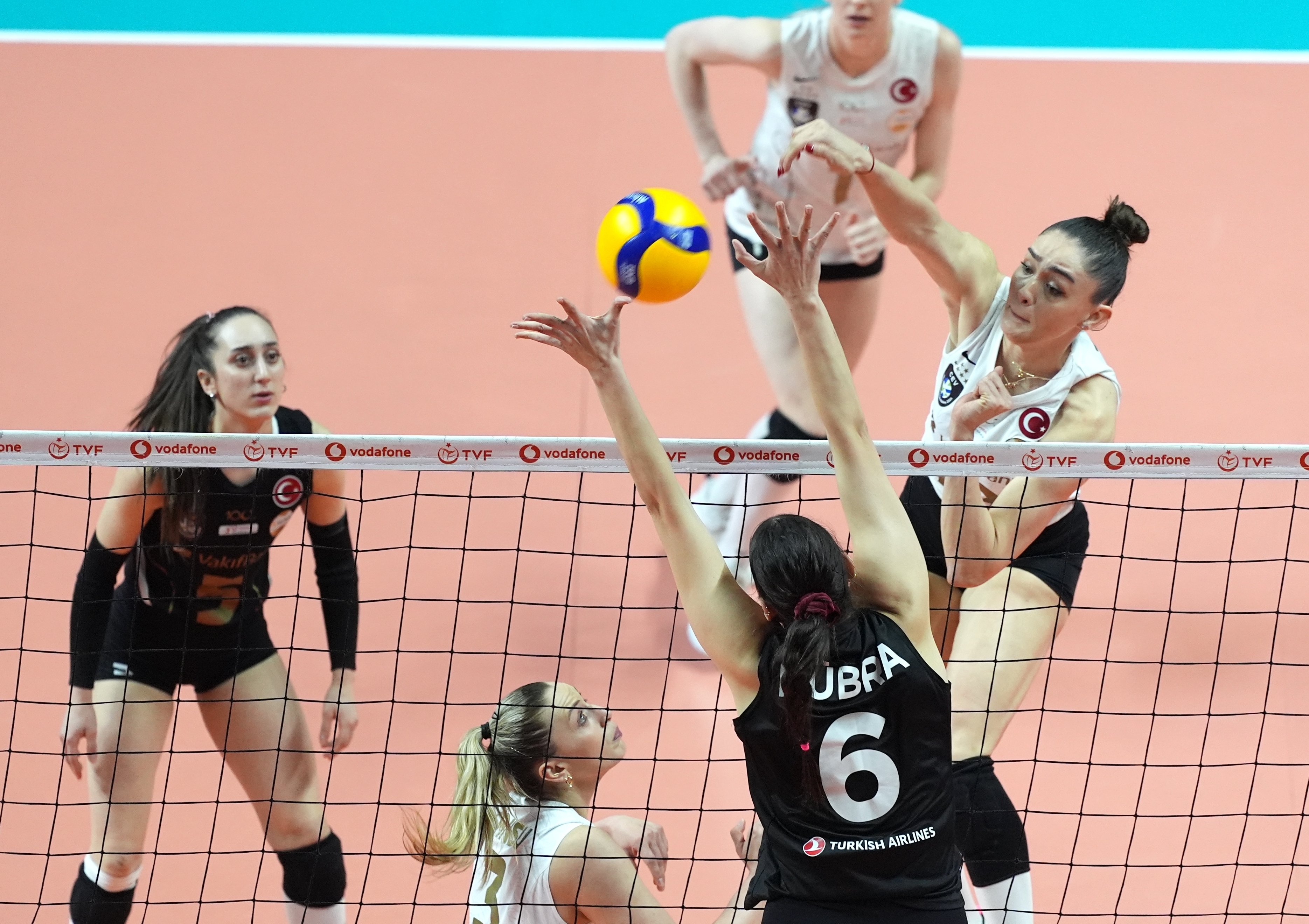 aa-20240409-34226545-34226541-turk-hava-yollari-vakifbank.jpg