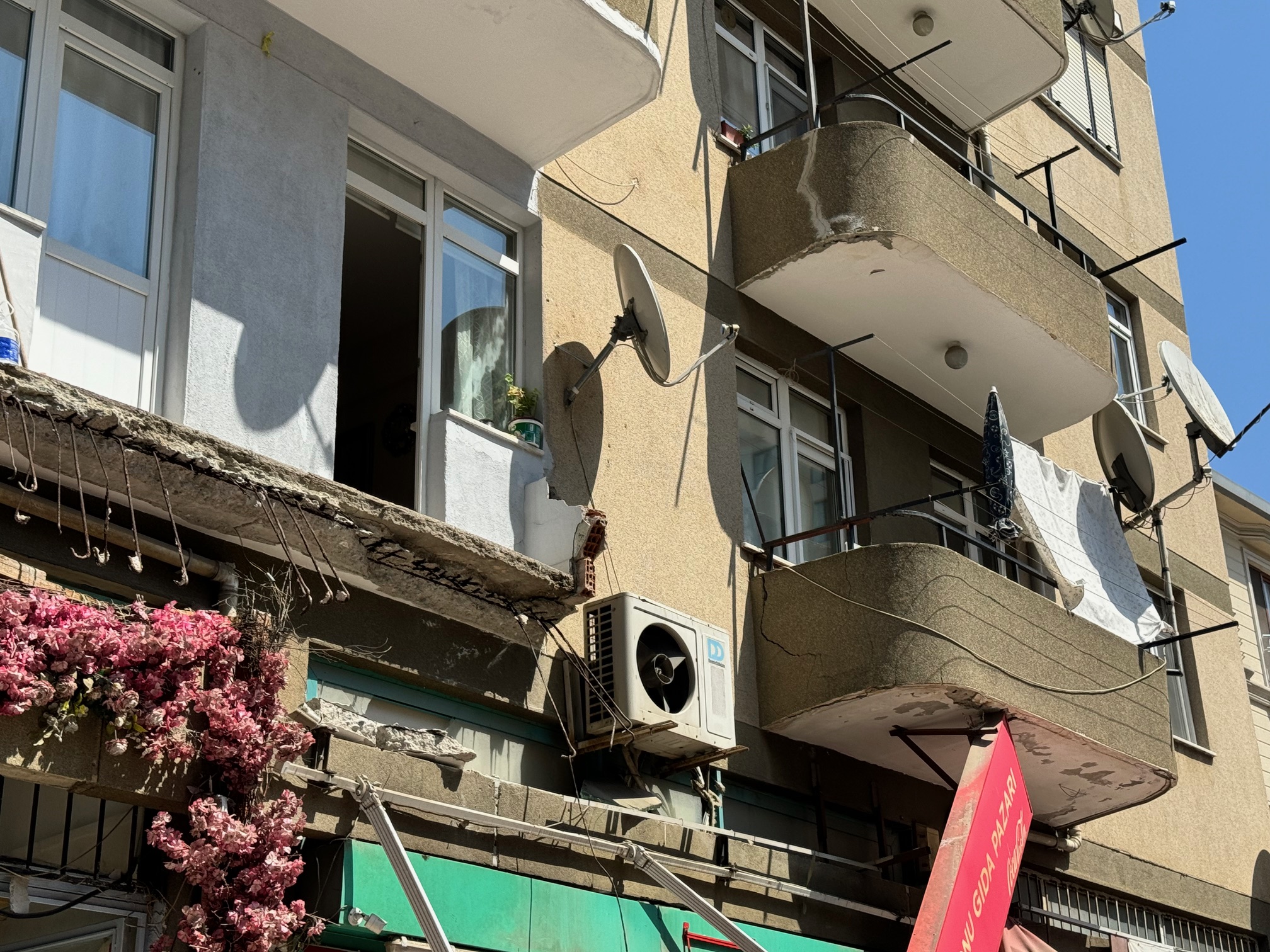 istanbul-kartalda-balkon-coktu-1-kad-38166-2.jpg
