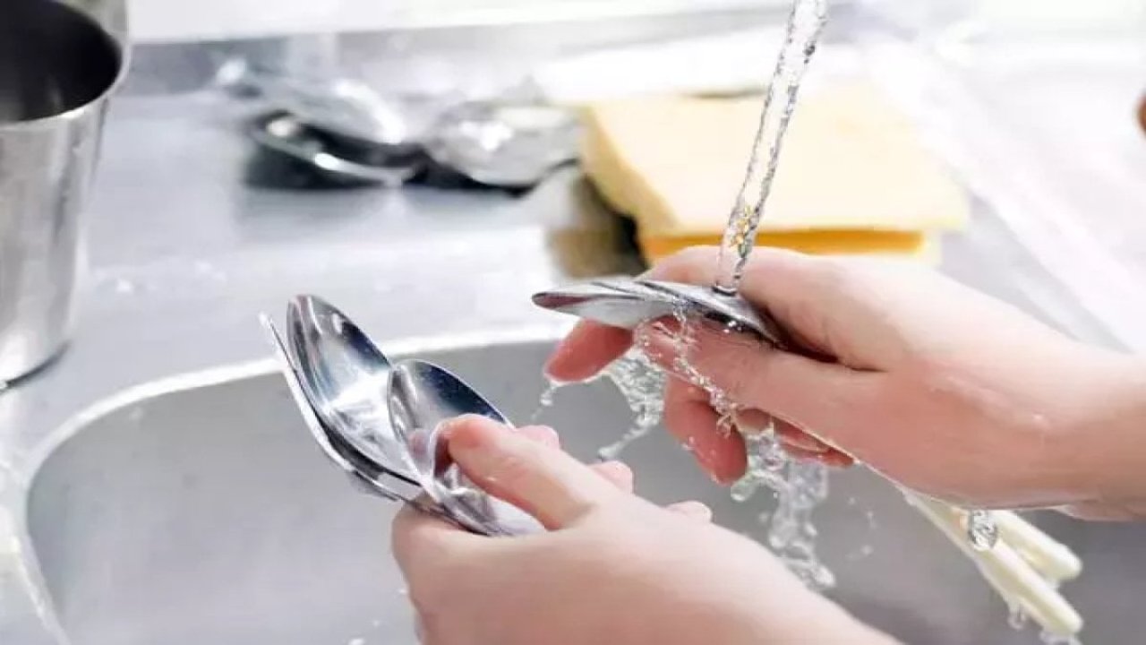 ellerinizi-sabun-yerine-metal-kasikla-yikayin-o-sorun-kokten-cozulsun-yenicag-1.jpg