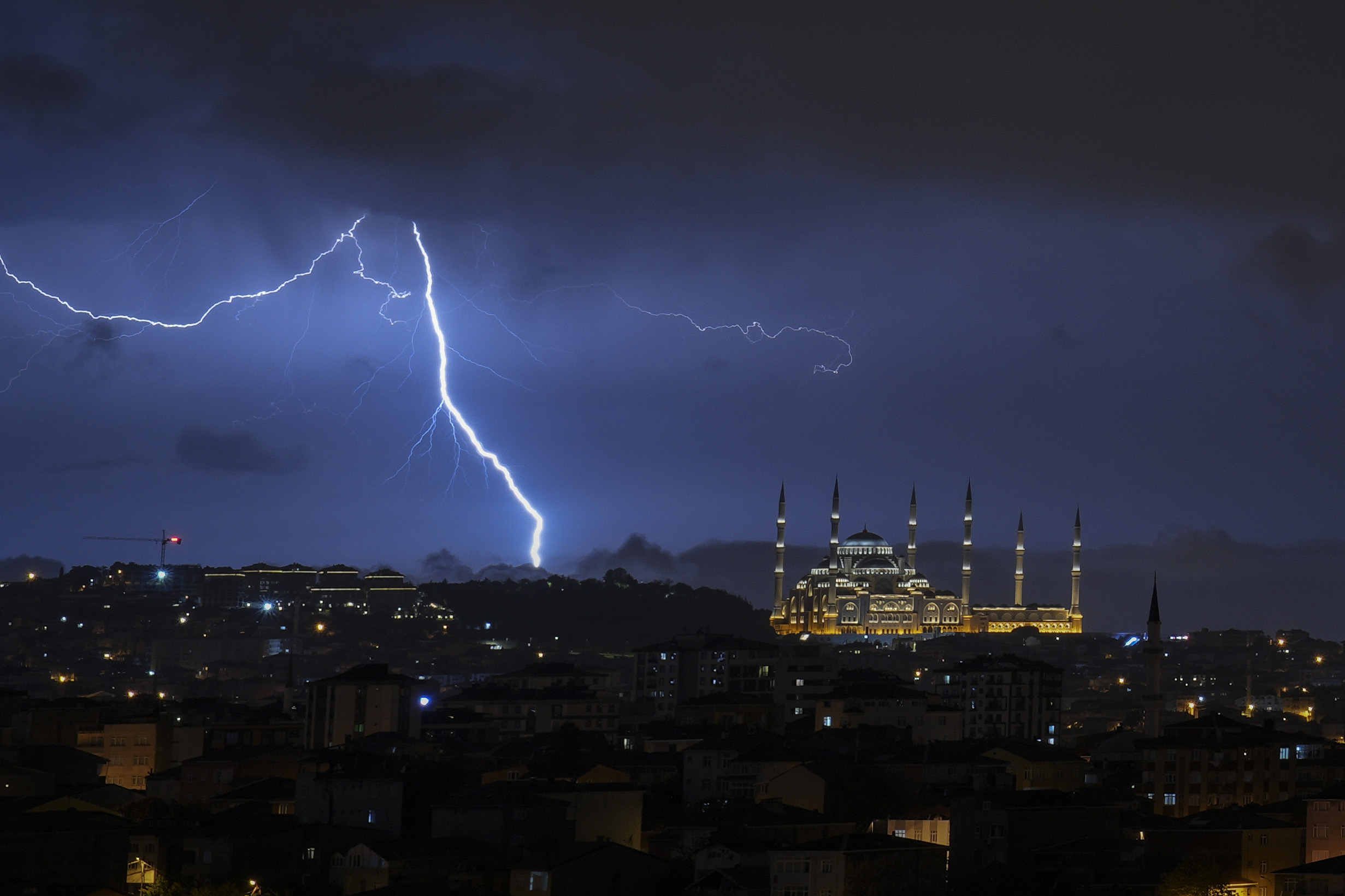 aa-20240428-34402006-34402005-lightning-strike-in-istanbul.jpg